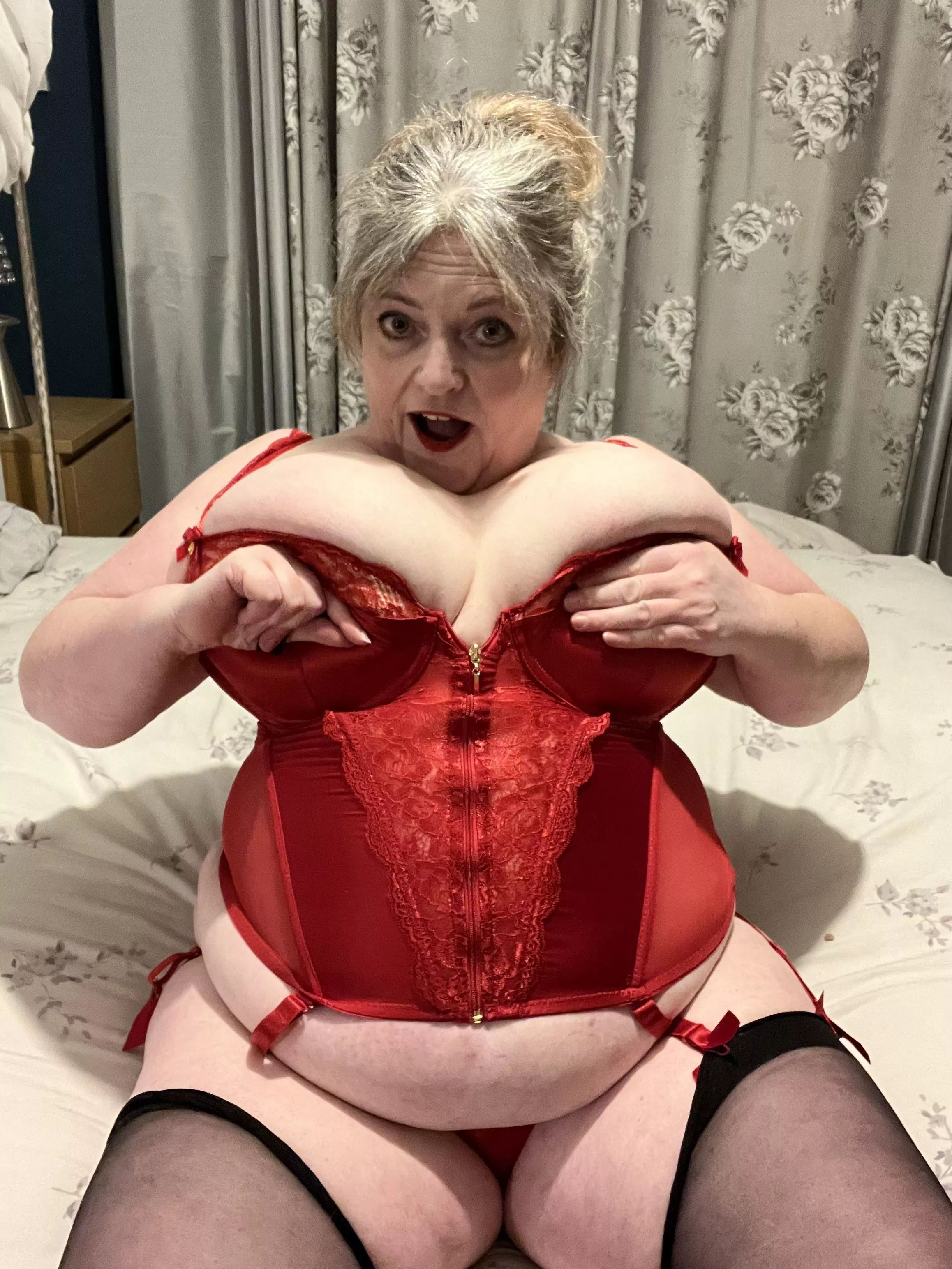 Phwoar great new red corset! Chat with me xxx posted by bbwgilfuk