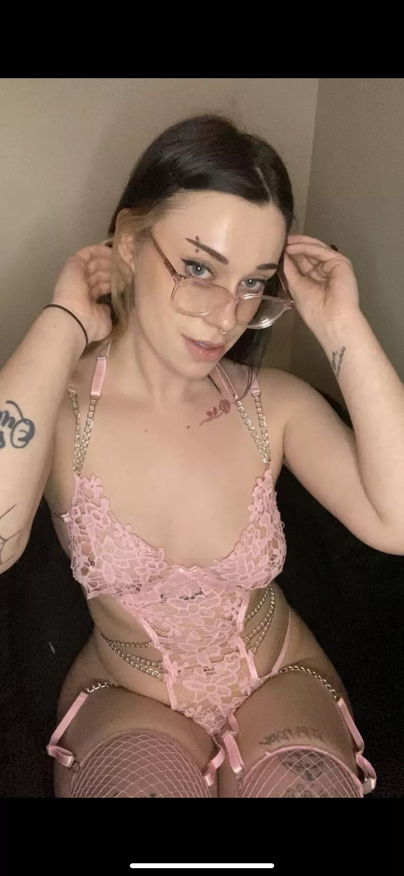 pink 🤓💝 posted by whitegirlknzie