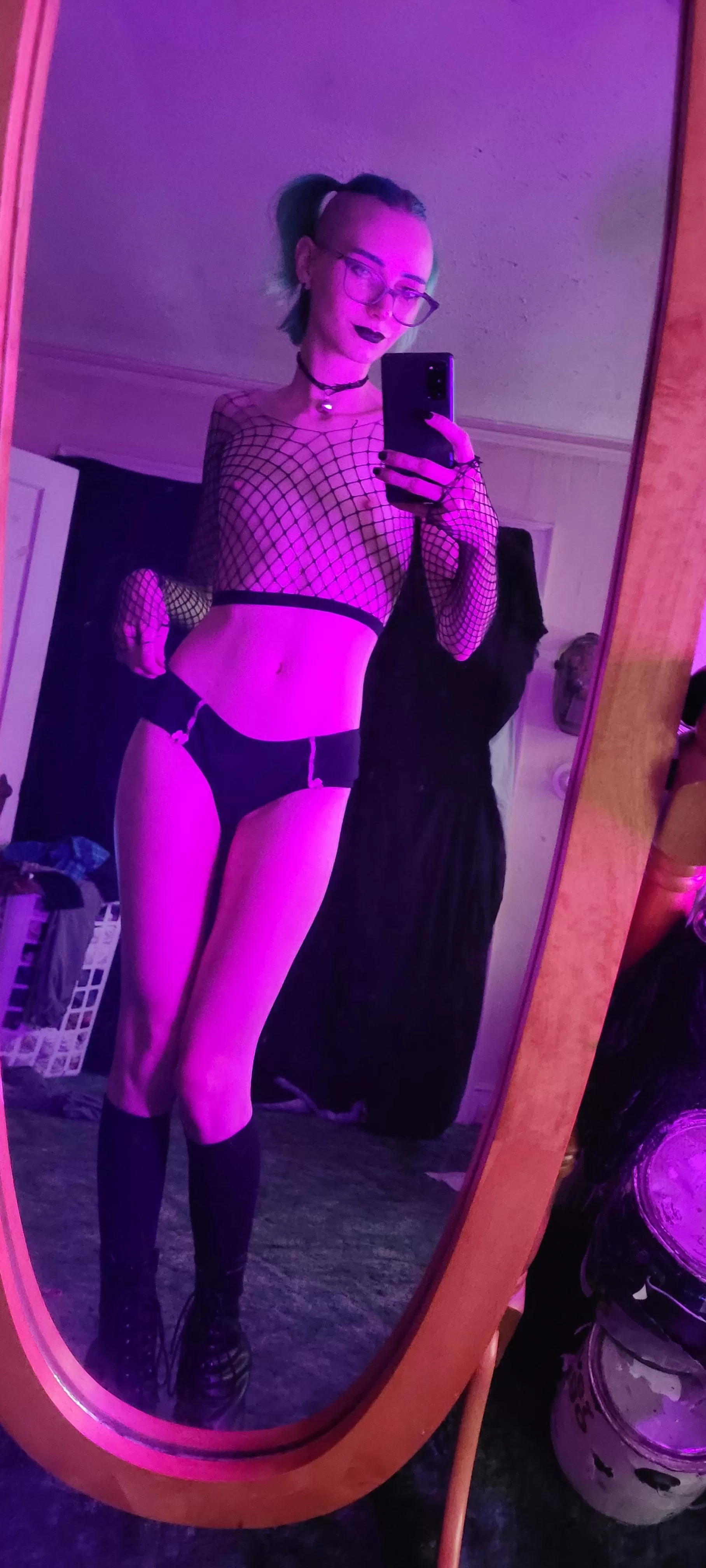 Pink and petite👽 [26f] posted by Puma_Lipps