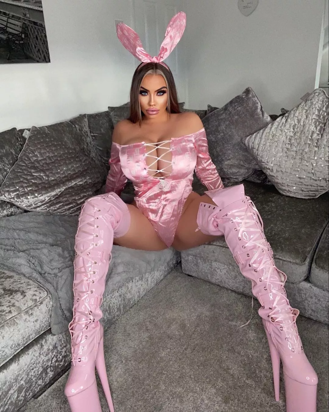 Pink bimbo doll in boots posted by oxford_stud