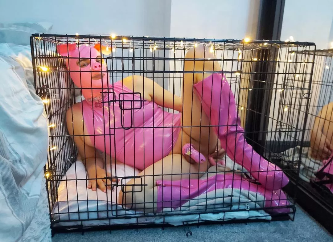 Pink PVC & Latex mask with a pink cage & butt plug too 😍 I can't believe they used to be my 