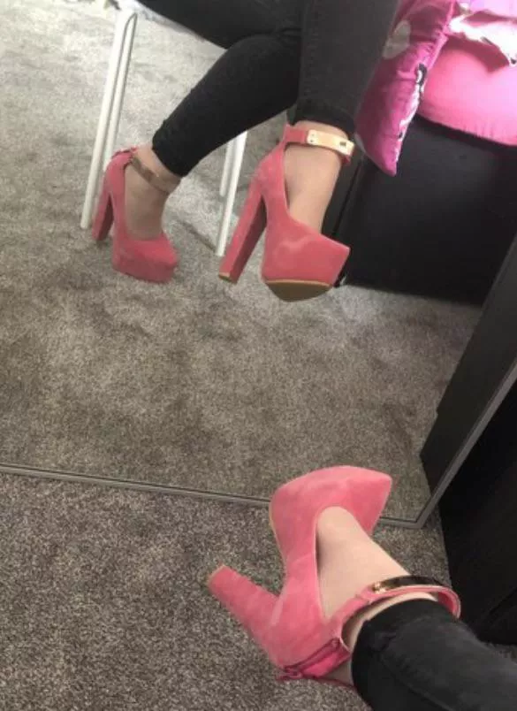 pink to make the boys wink😉 posted by FootSlut_69