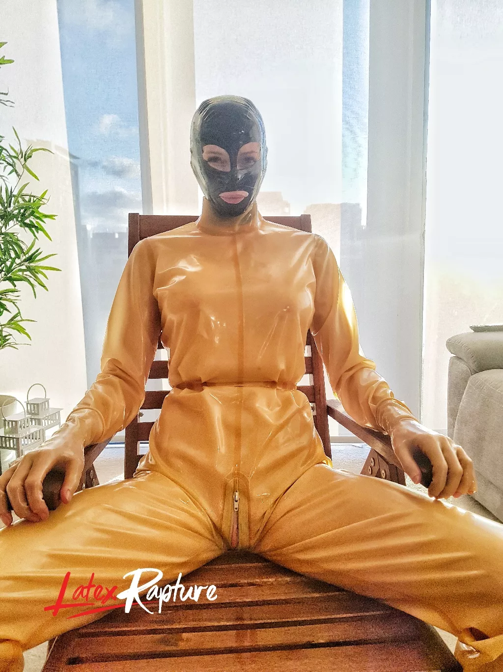 Please kneel posted by LatexRapture