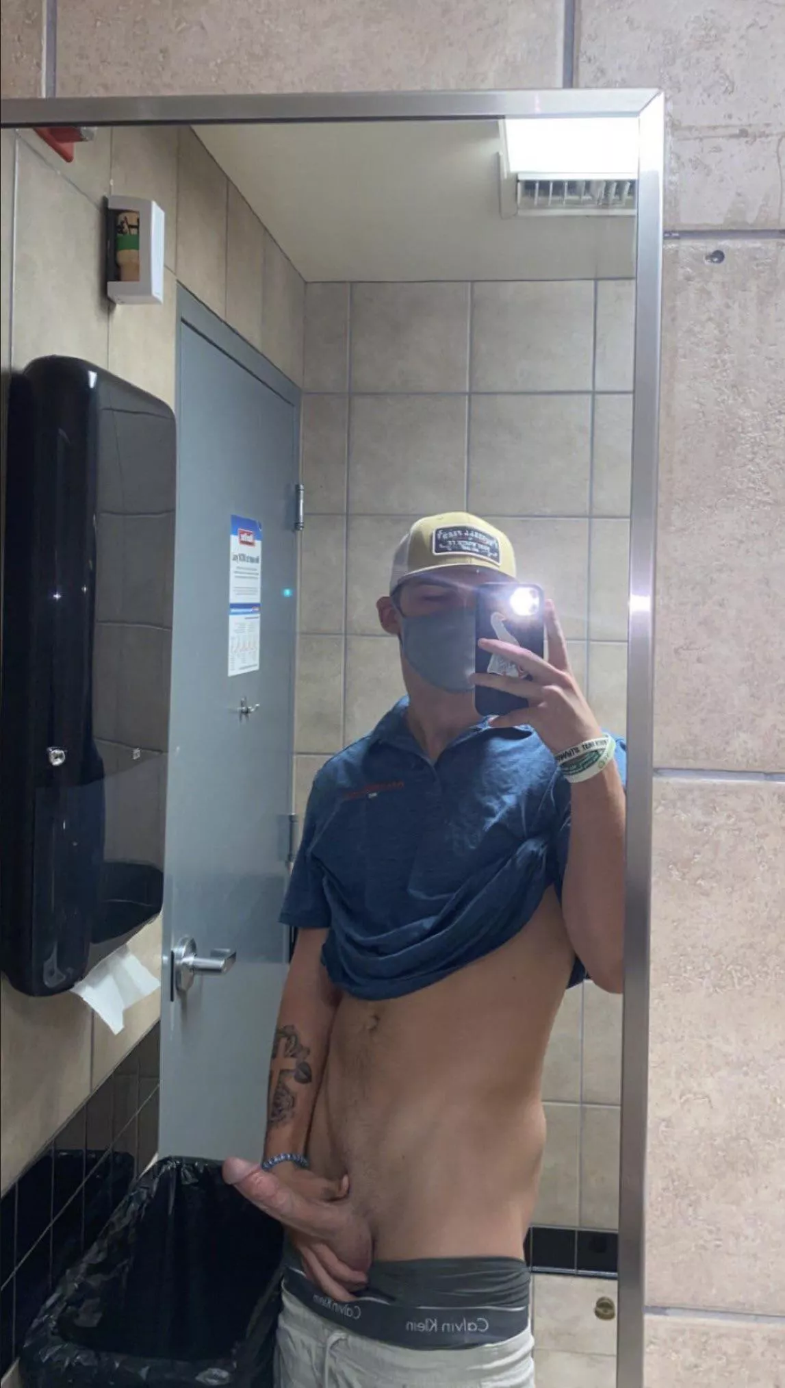 Please only up if you’d walk in the bathroom and suck me off. posted by thatonestud3