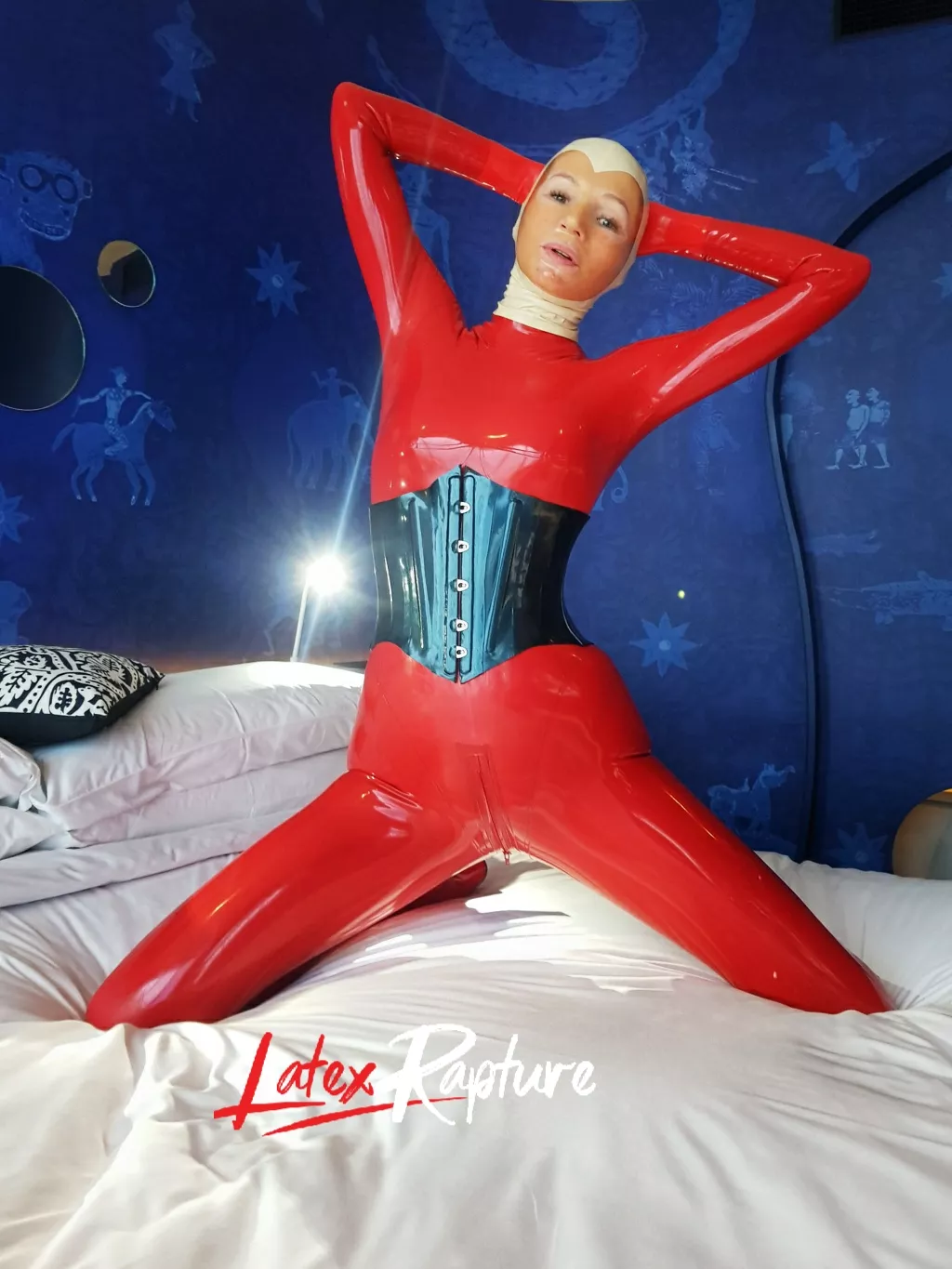 Please someone come unzip and play with me posted by LatexRapture