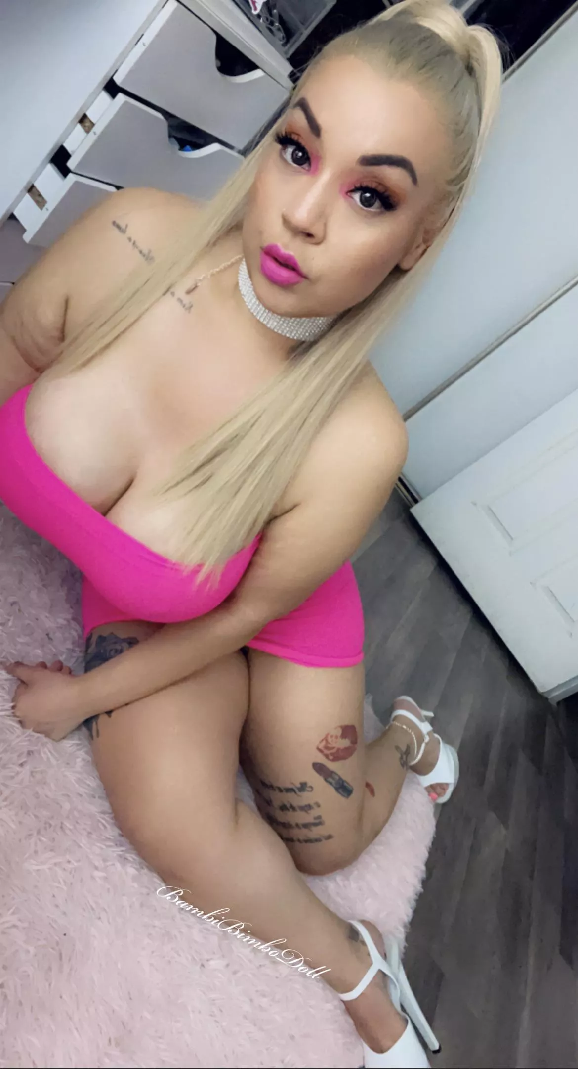 Pop of pink ðŸ’• [oc] posted by BimboInTraining_