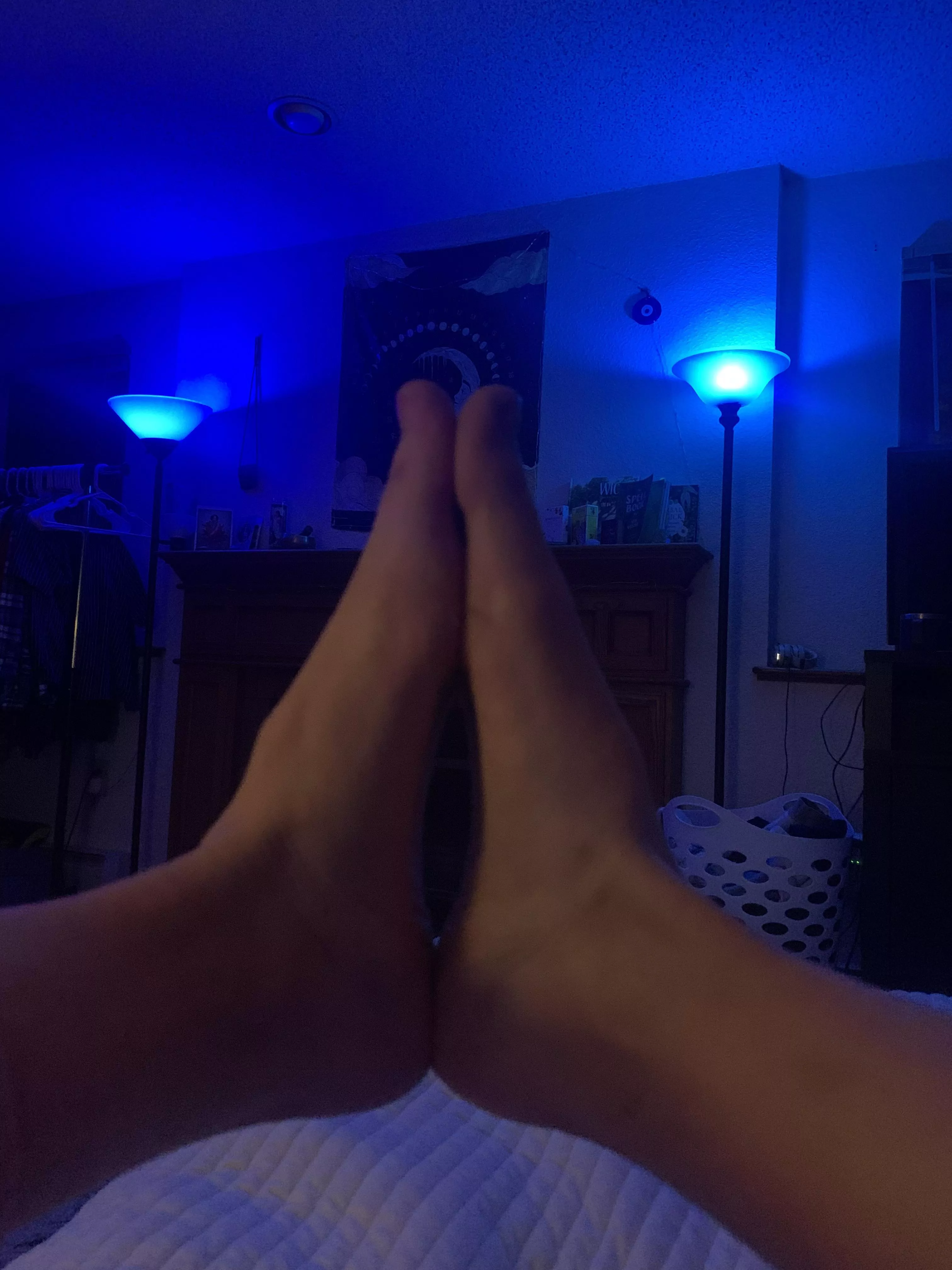 Praying someone comes to suck on my toes tonight ðŸ’™ posted by sam71foss