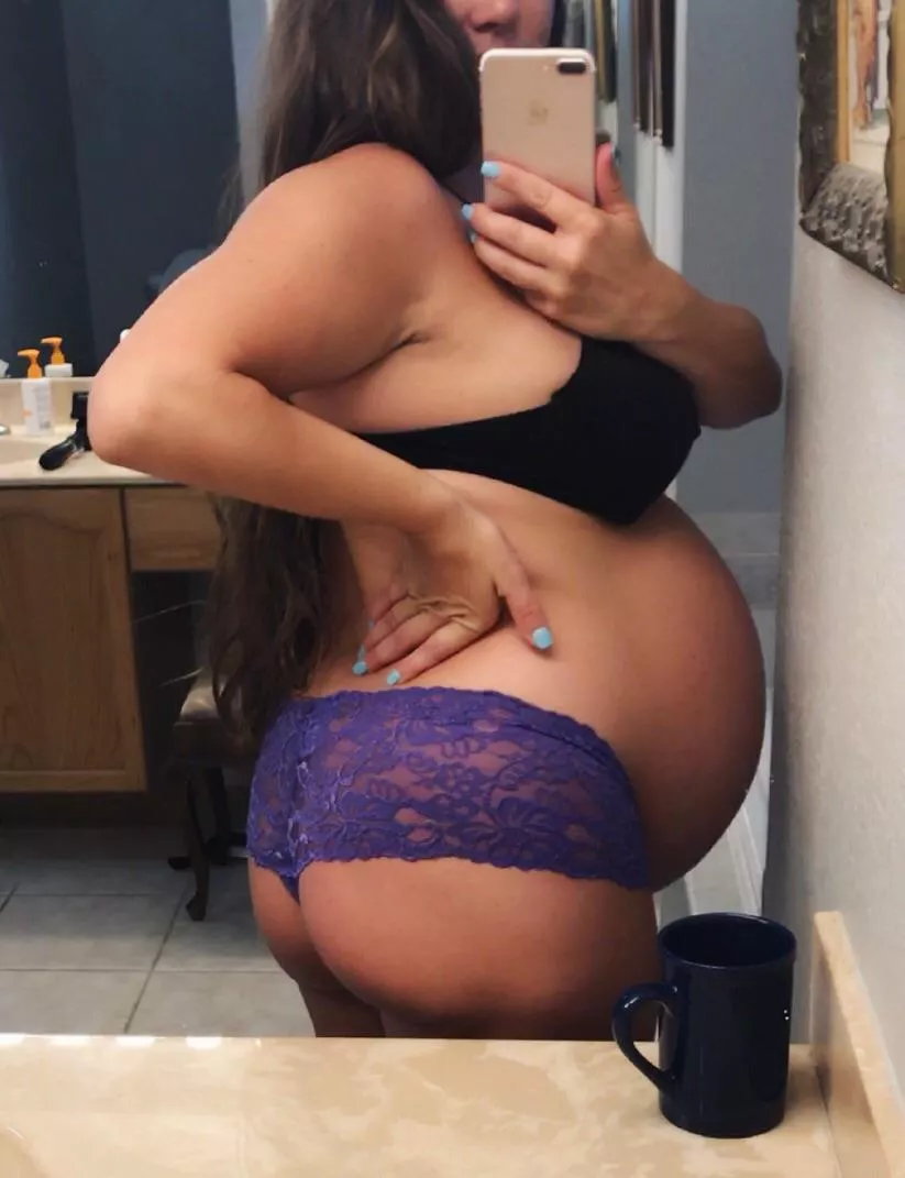 Pregnancy gave me an ass for the first time in my life 🤣💕 posted by Mel_Jay