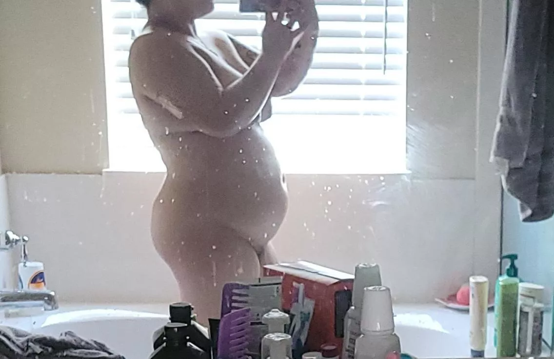 Pregnant 26F looking to play with couples :) [image] posted by straightguy200