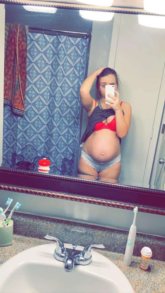 Pregnant belly posted by lanna_xoxo