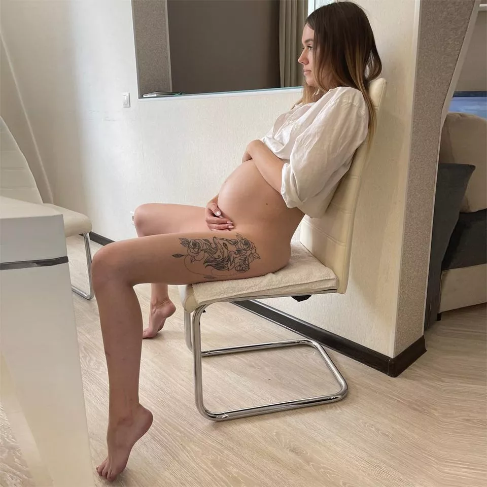 Pregnant girl posted by lizalovelygirl