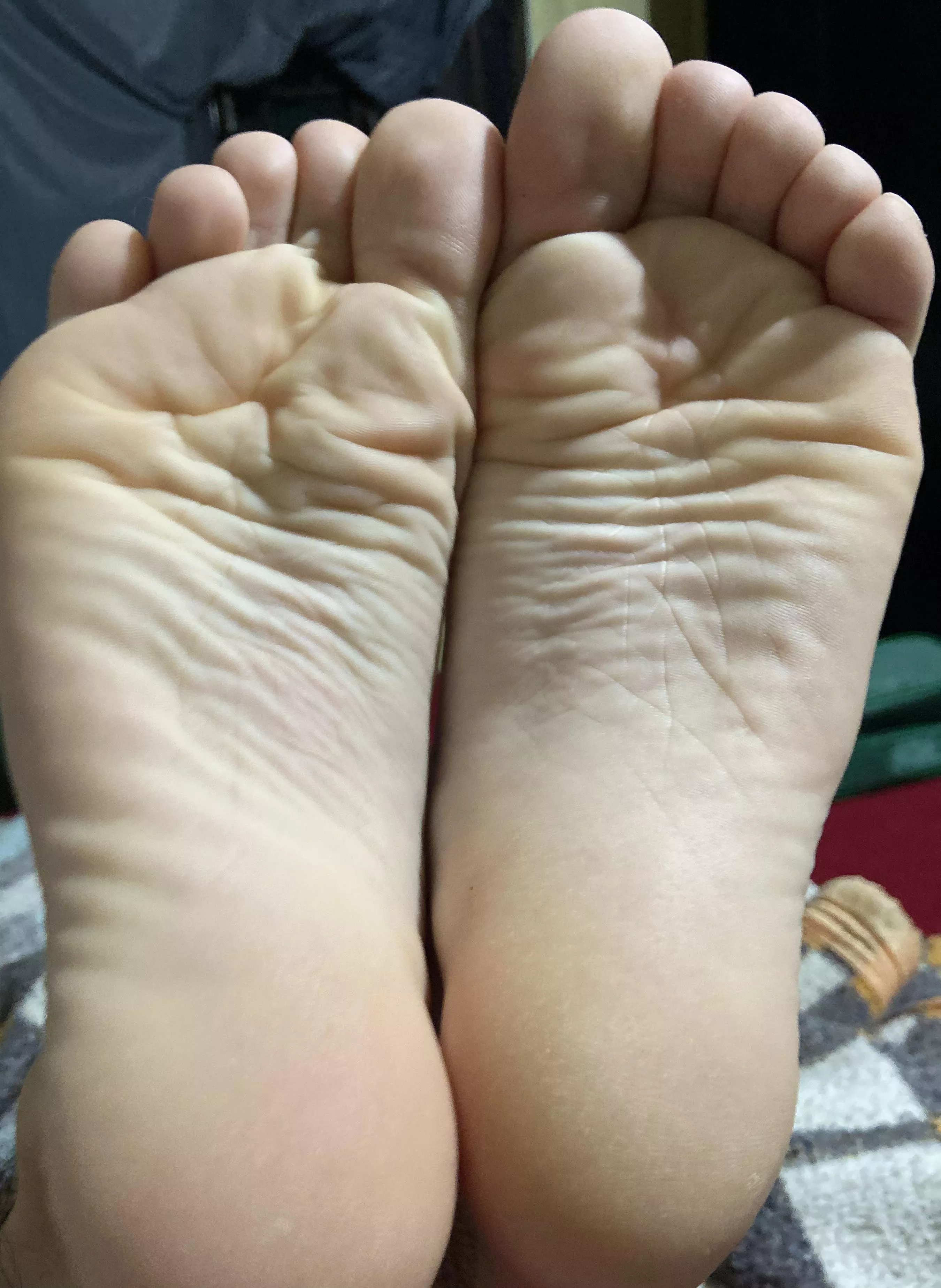 press ur face on my soles, worship ur goddess. i’ll give u a treat 😈👅 dms/pms open posted by pessbeach