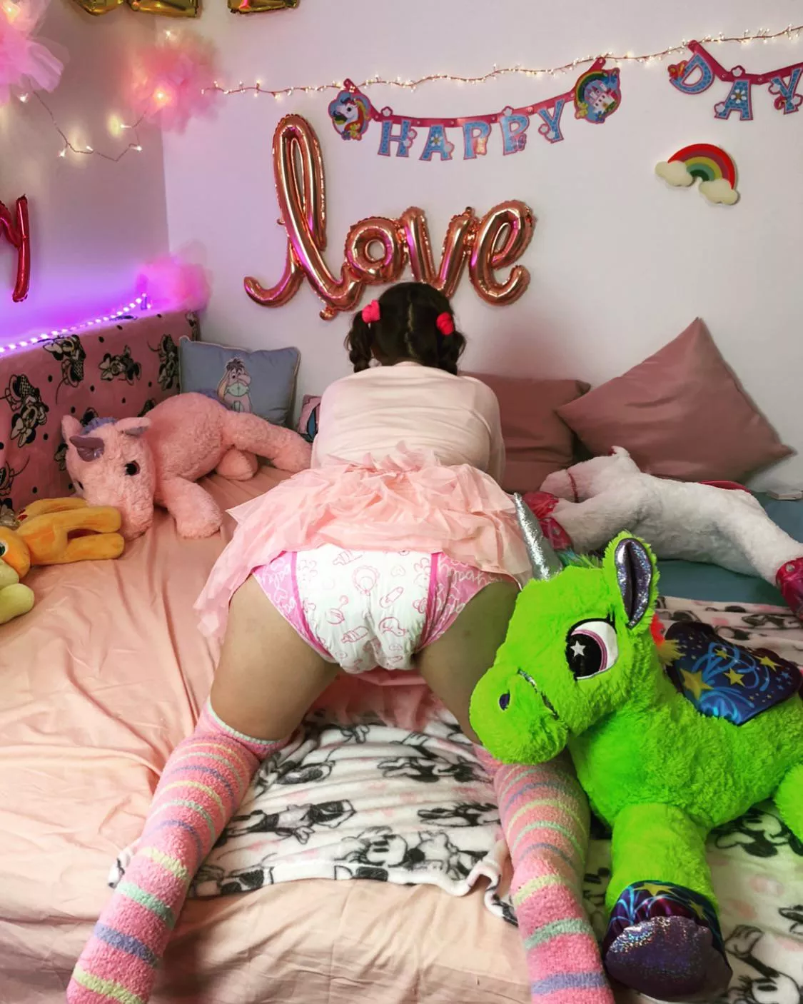 puffy diaper butt 💚🦄💚 posted by littlebinkiebee