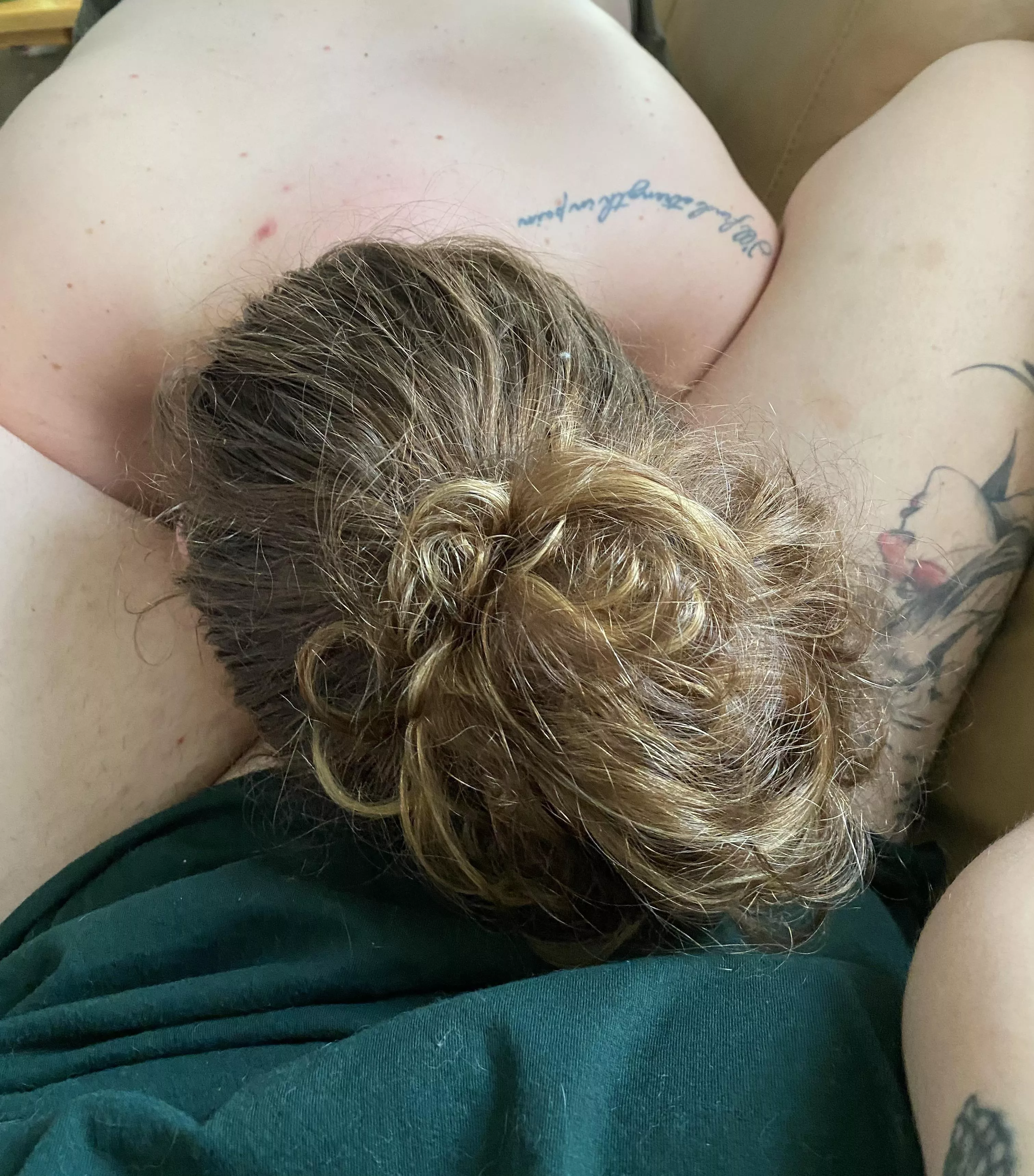 Quick cunnilingus session on the couch 🤤 [FF] posted by RileyFox420