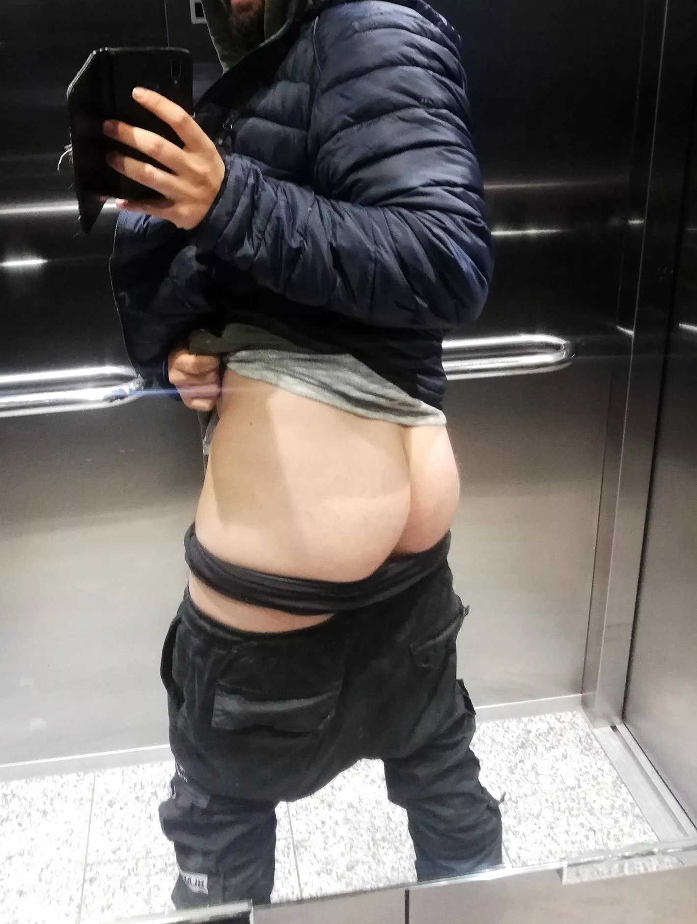 quick shot in the elevator posted by DeeptalkerBeautybutt