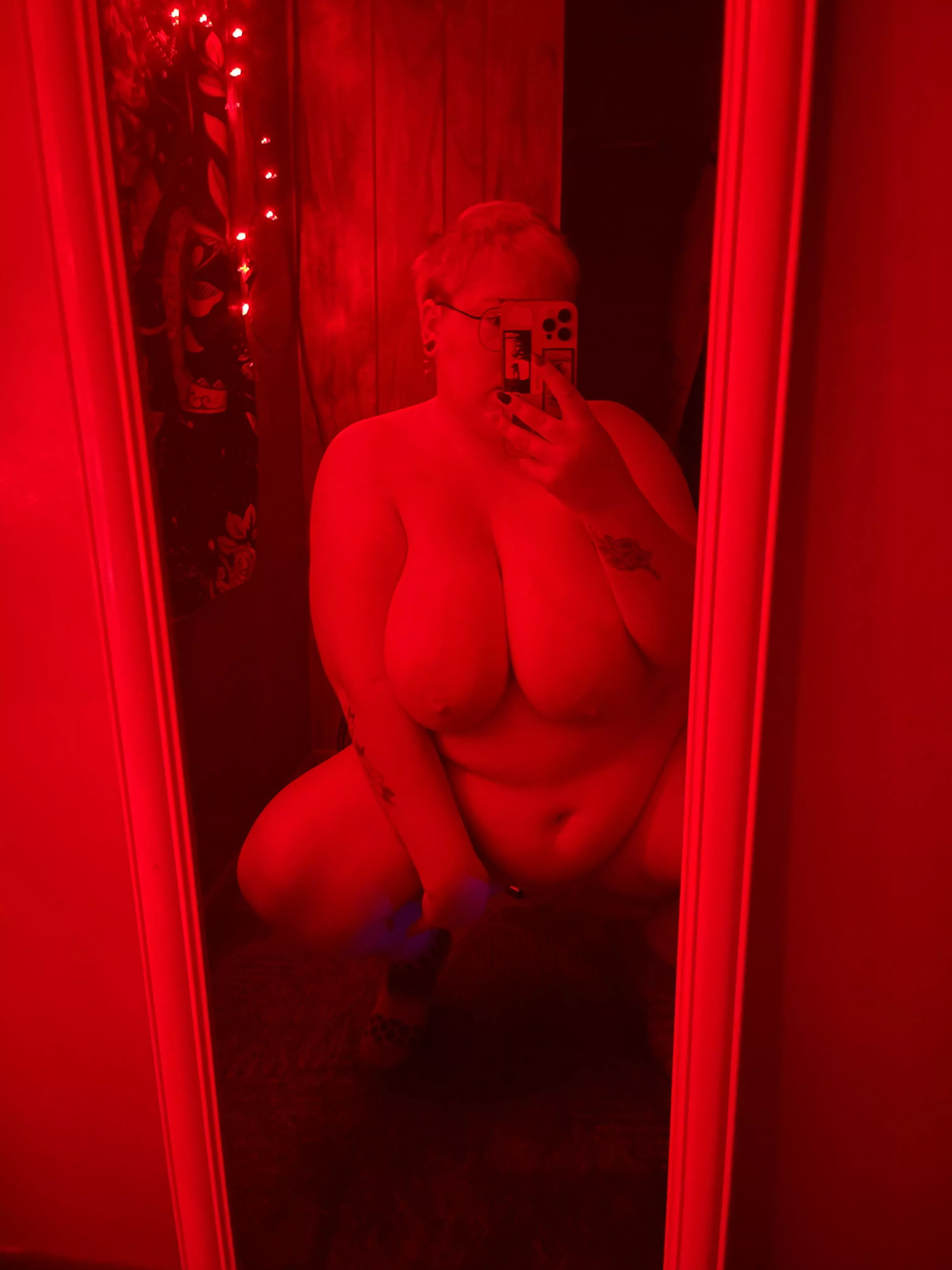 red lights are sexy 😉 posted by nicprincess