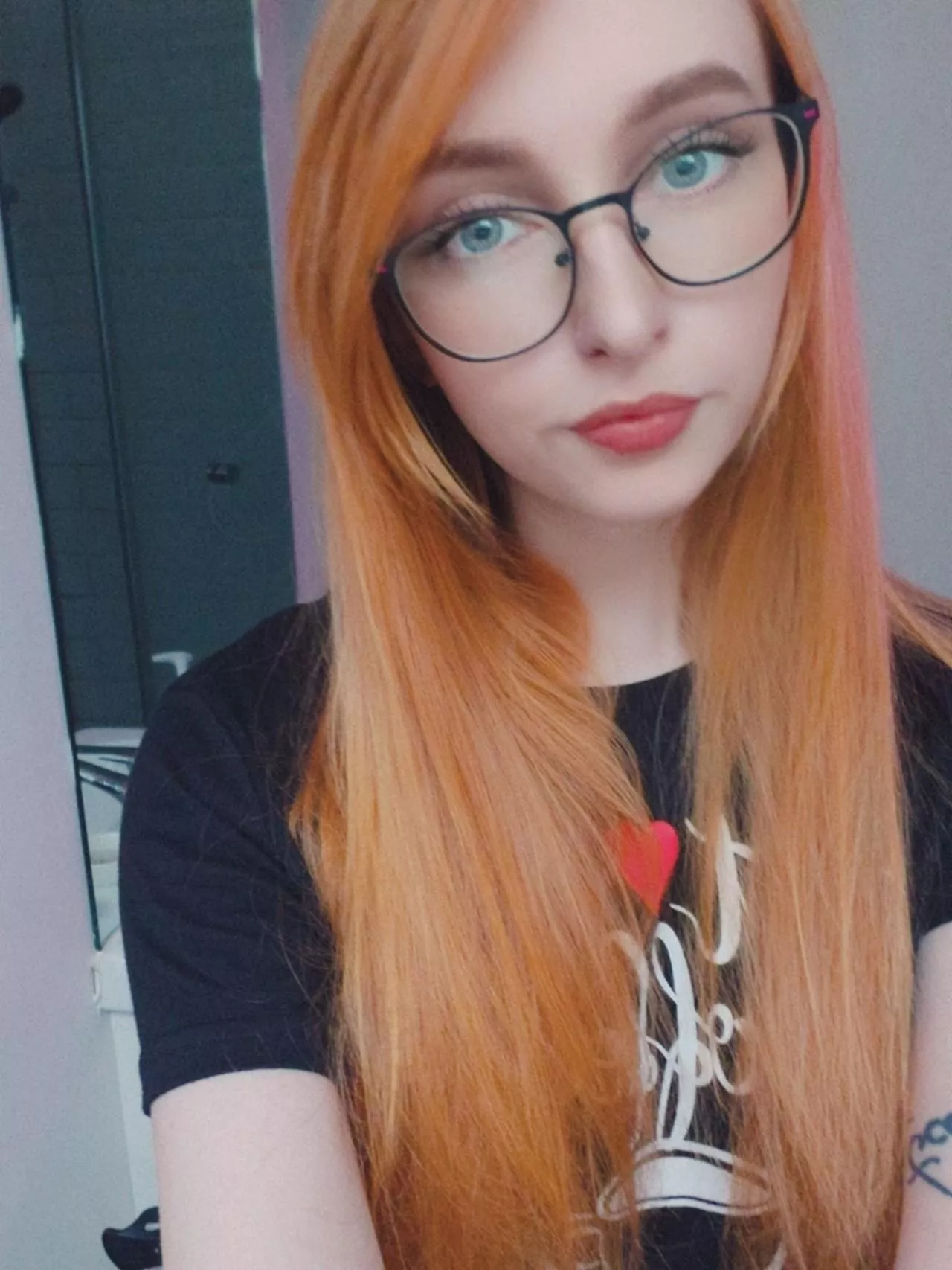 Redheads in glasses? 🤭 also the purple streak is from purple LEDs in the next room 😅 posted by ShyShimmer