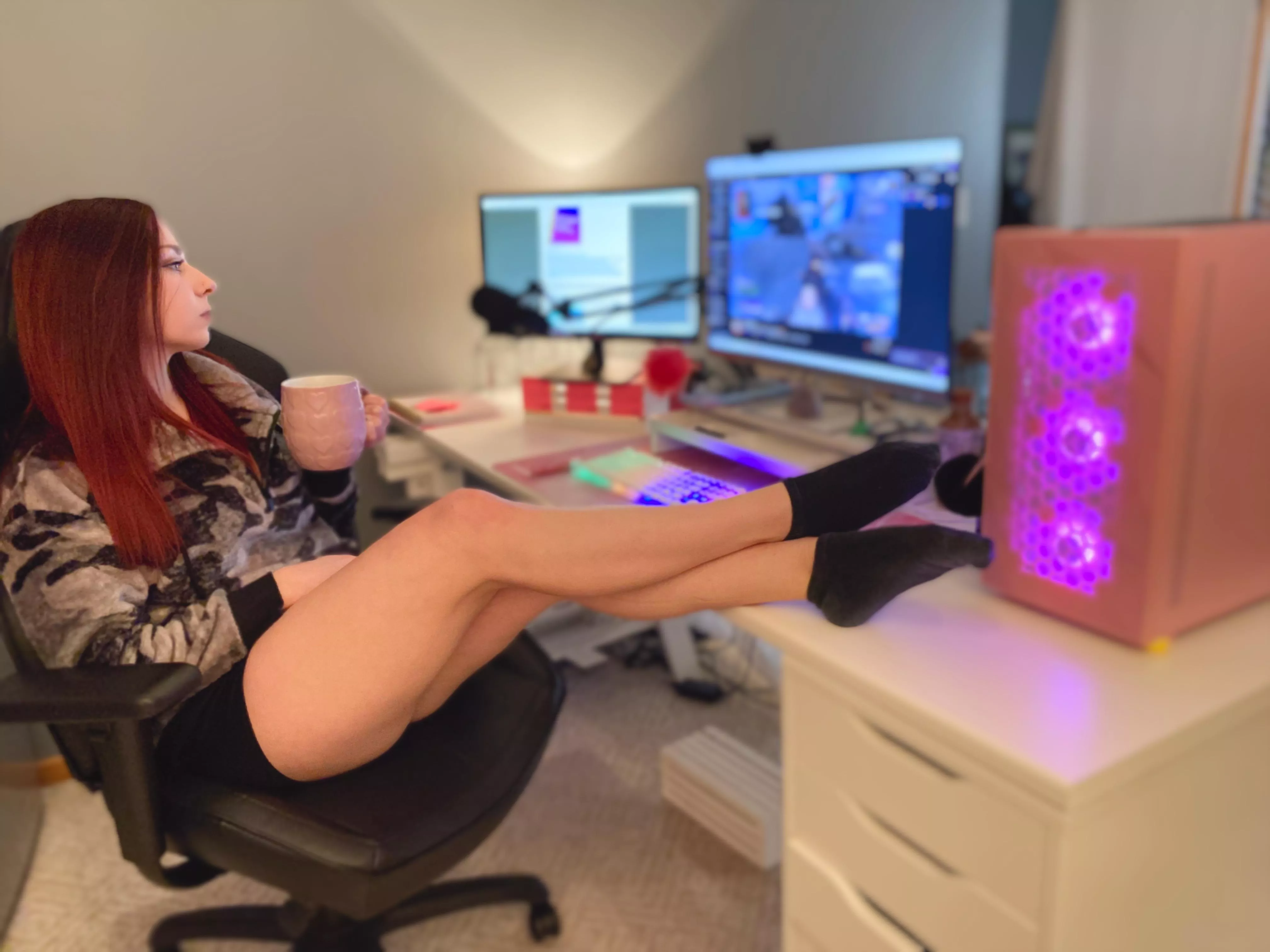 Relaxing with some sleepy tea and watching some streams. What’s your Friday night plans? posted by tellii_xoxo