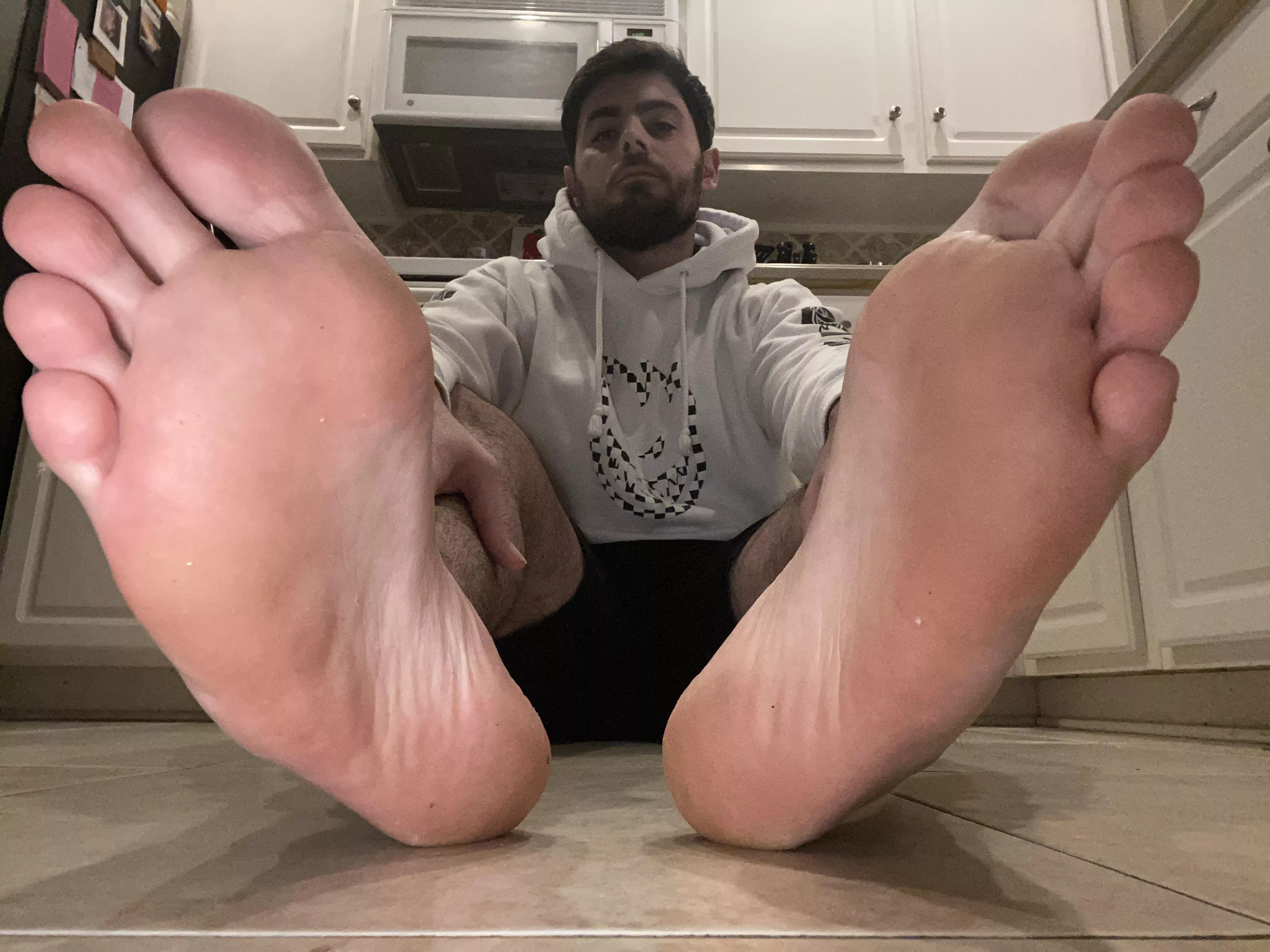 Rub my bare feet 😏 posted by King_Mattx