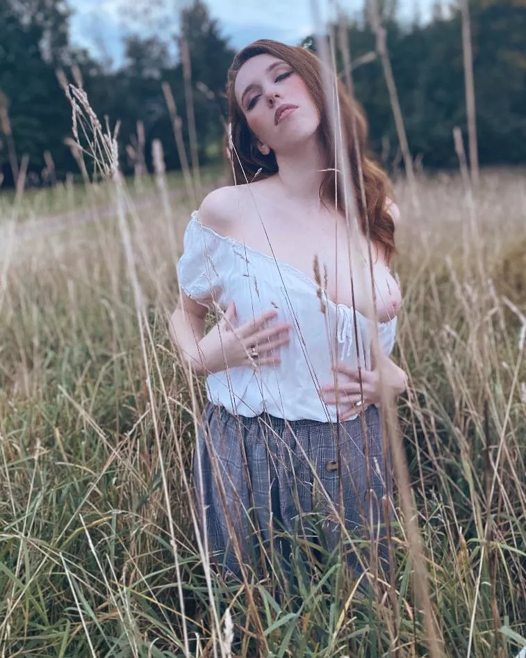 Run through the fields with me? Sub for free 🌾💗 posted by TheVintageGinger