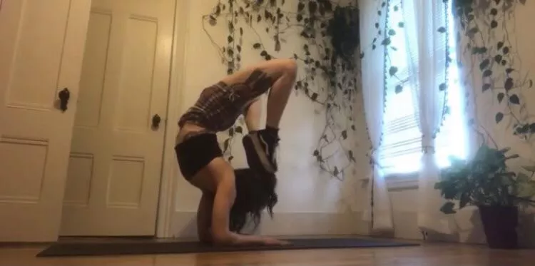 Scorpion poseðŸ¦‚ðŸ–¤ðŸ”¥ posted by Feral_nymph