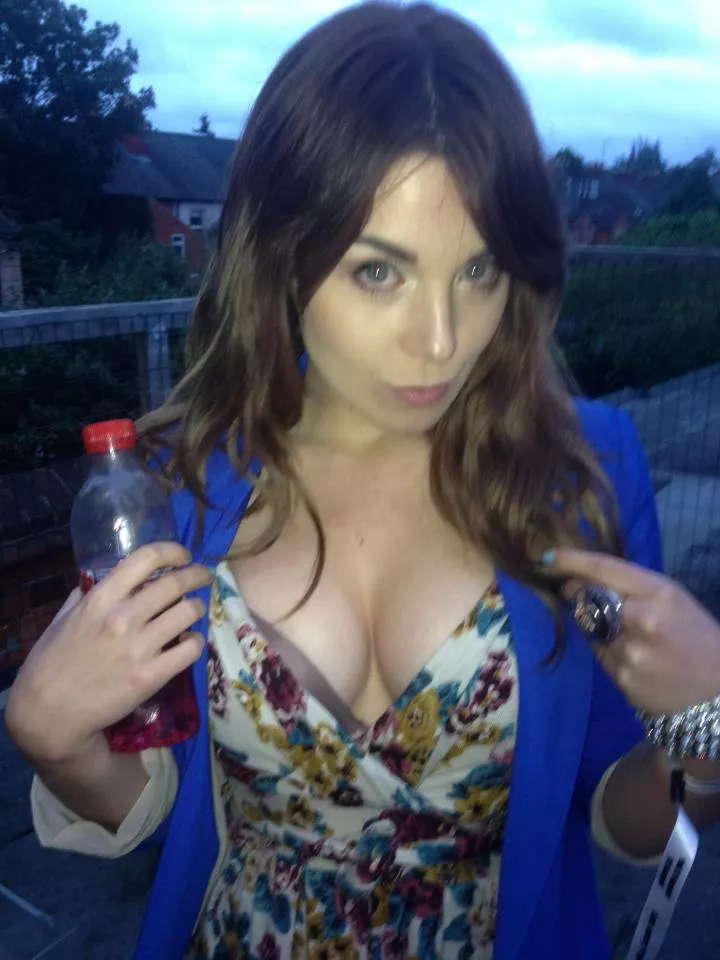 Seductive Cleavage posted by pachacute