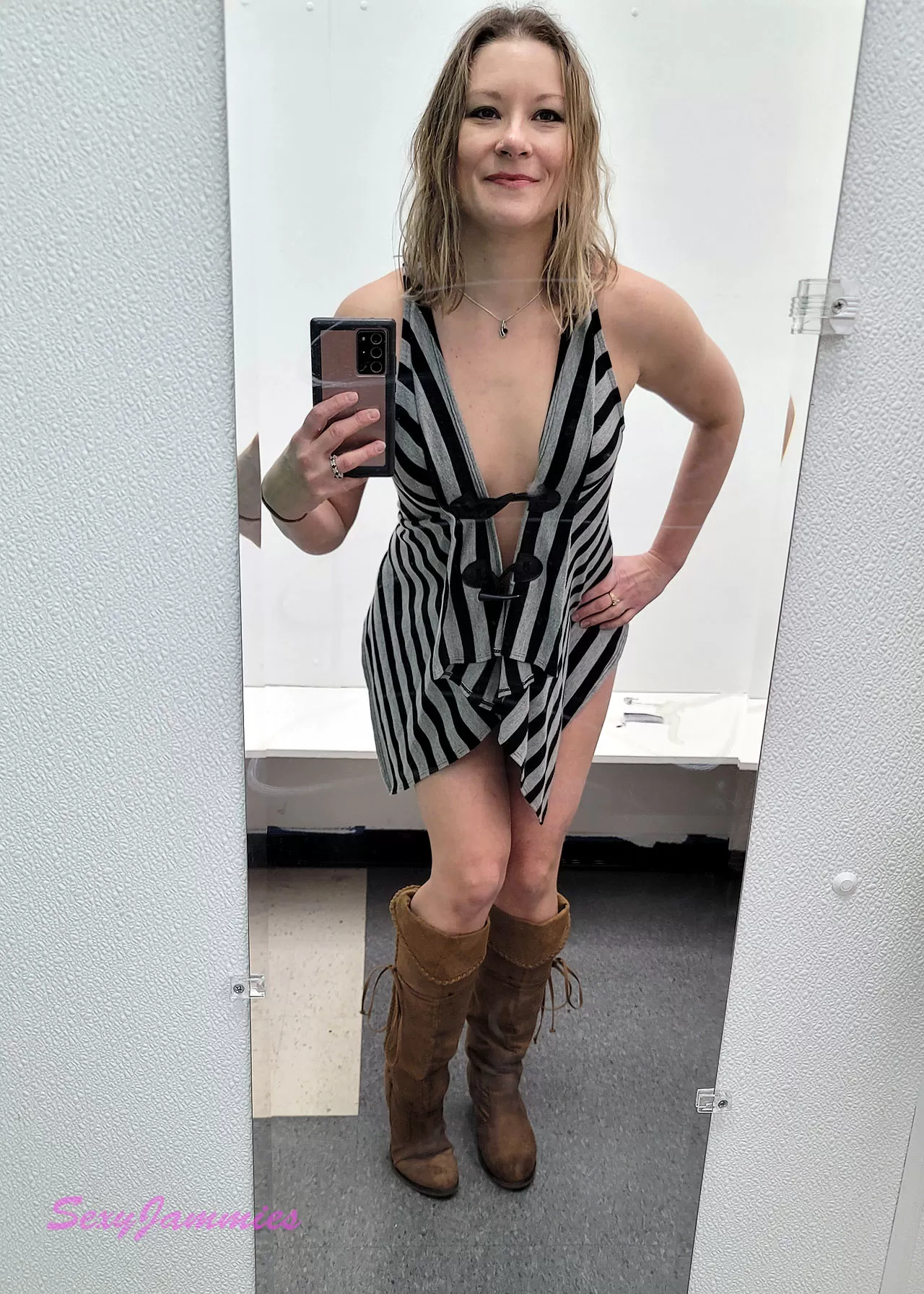 Sexy boots with a sexy top. Is there anything better? posted by SexyJammiescpl