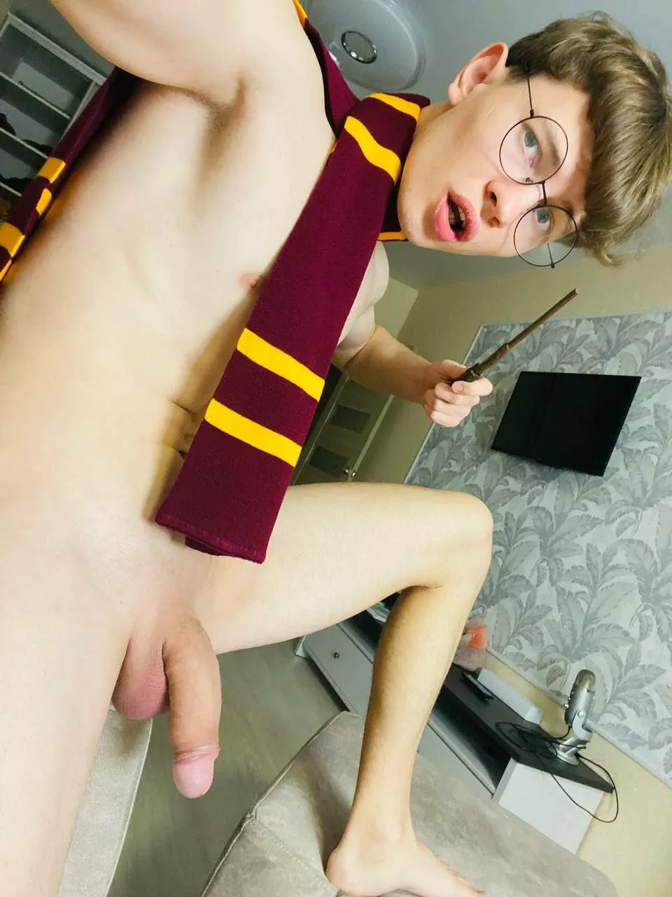 Sexy Harry and his huge cock😈🌶👅 posted by LightDante_