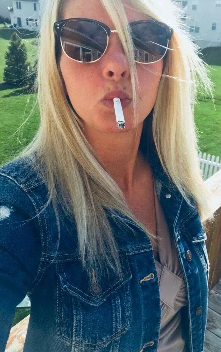 Sexy Smoker 💋 posted by Phish3223