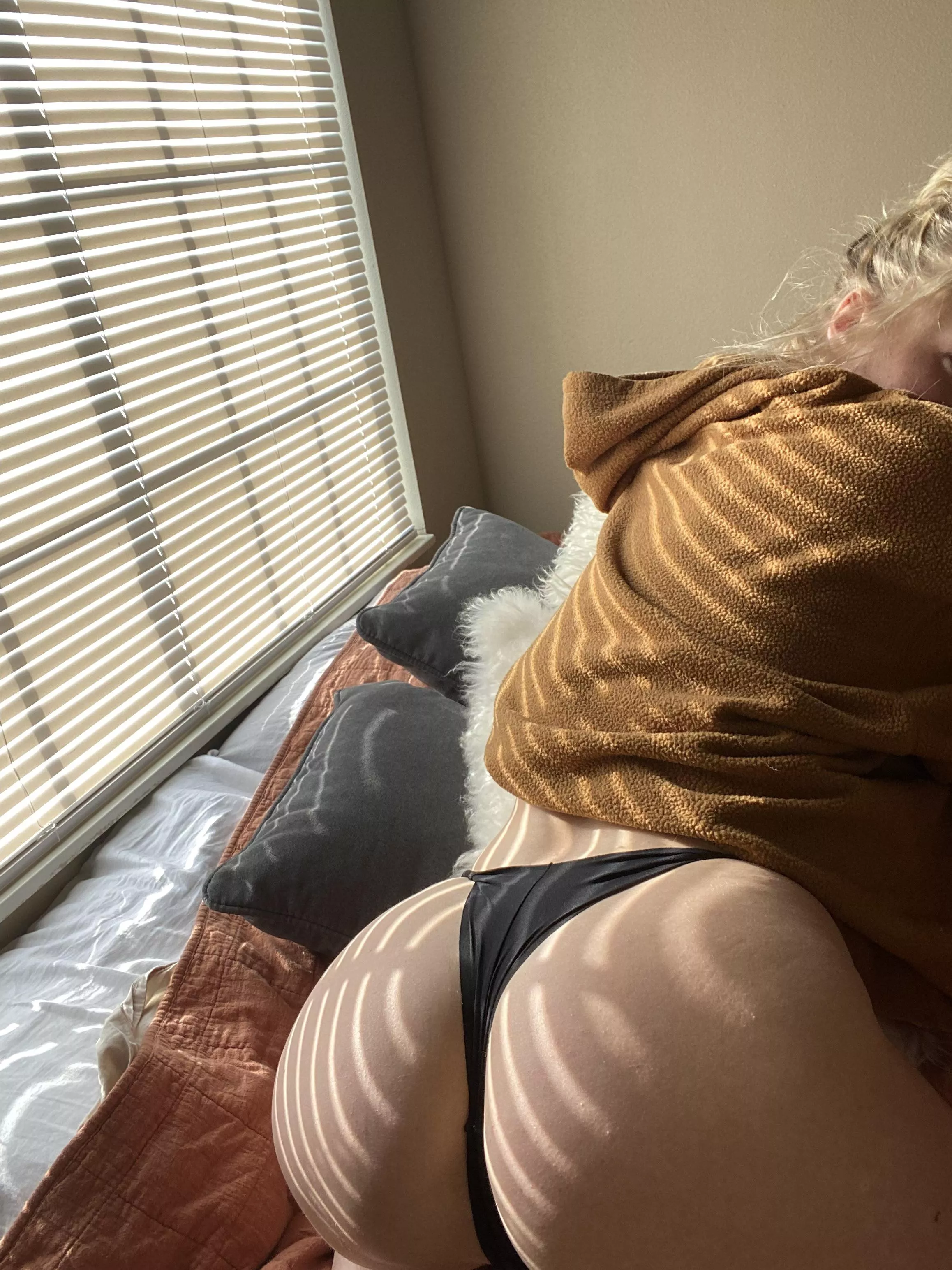 Shadows on my asss should be cum… 🍦💦💛 posted by CandyFree3008