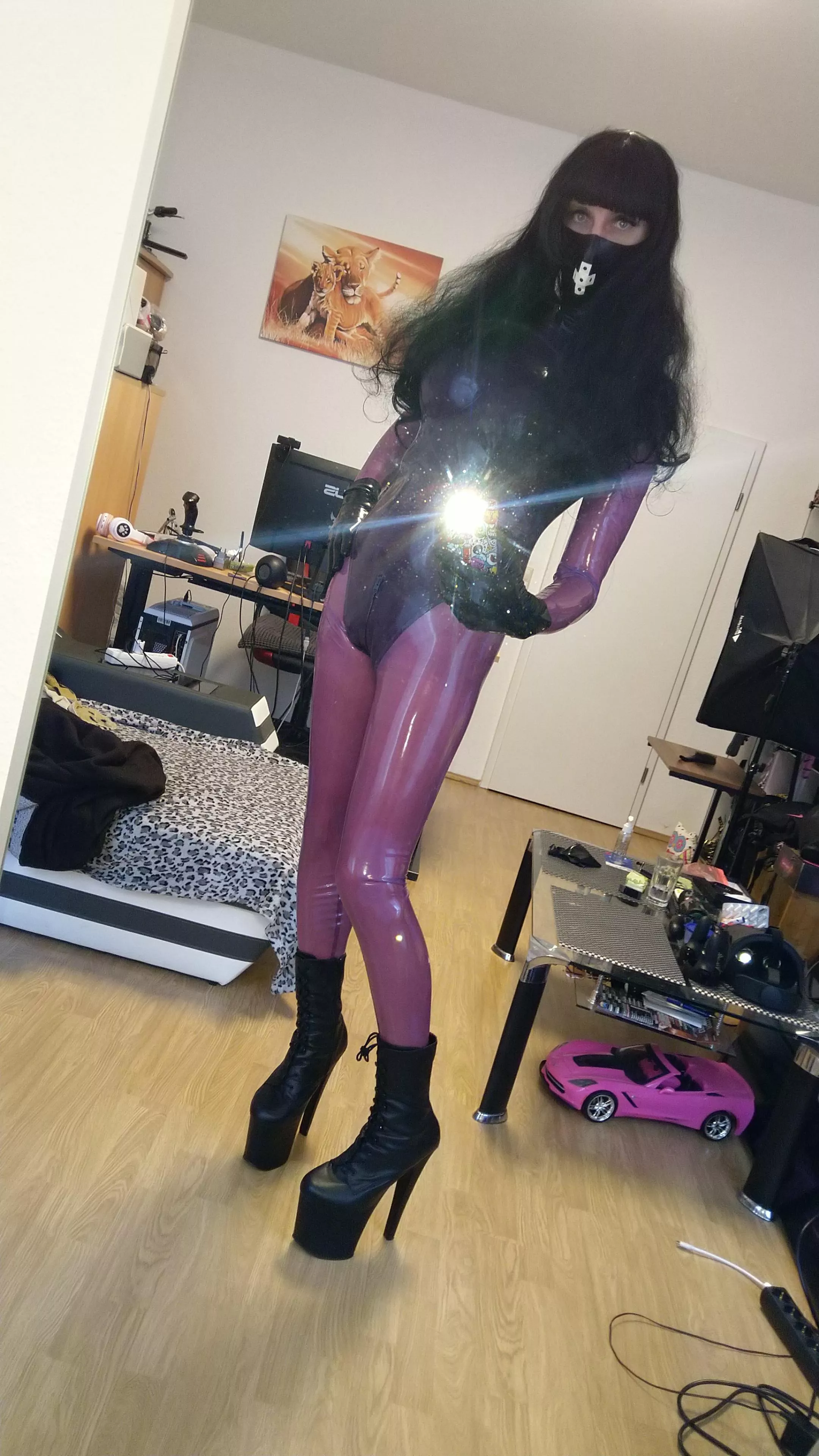 Shiny latexleggings posted by Jessi2021