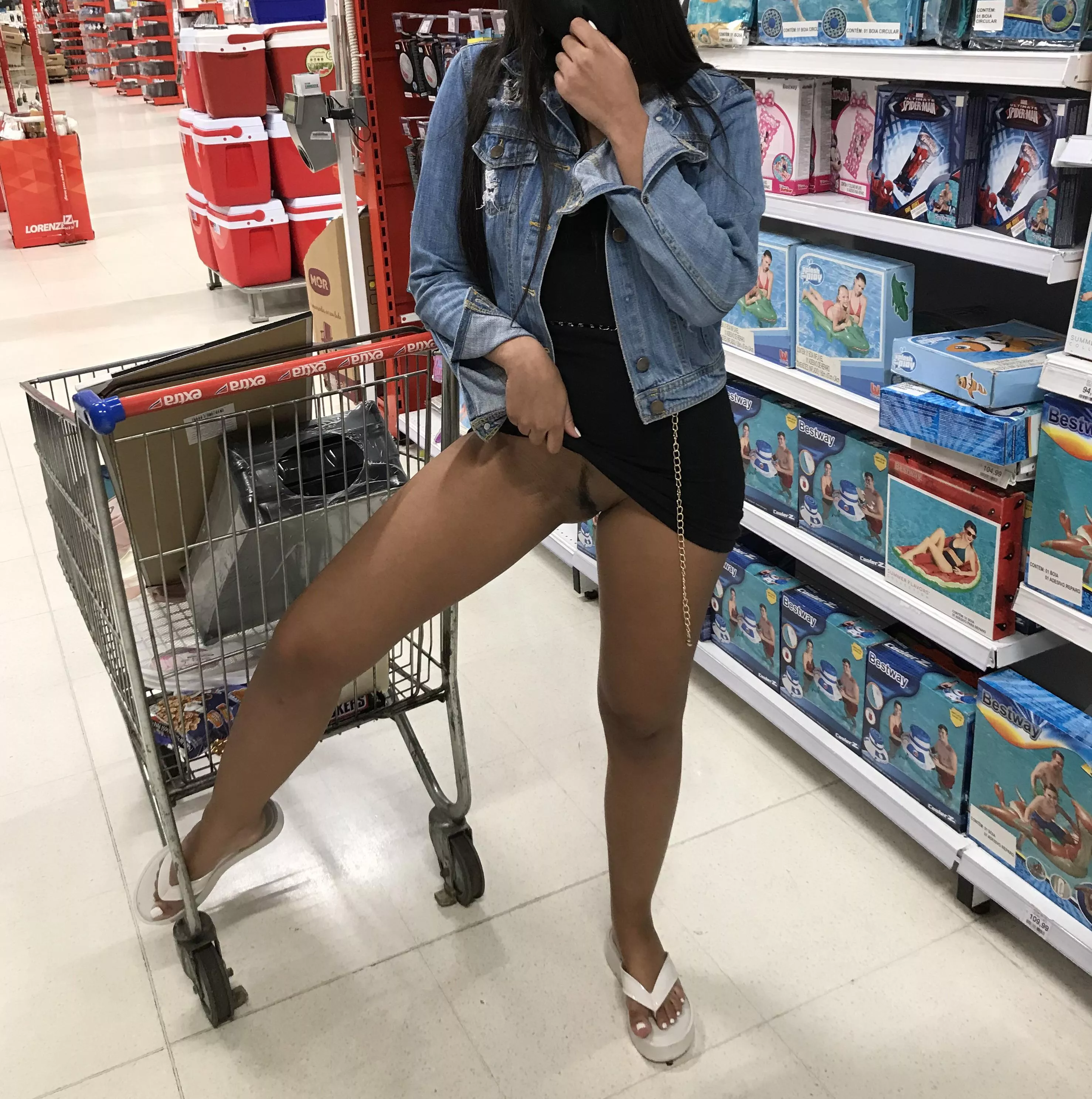 Shopping and flashing 🇧🇷😋 posted by [deleted]