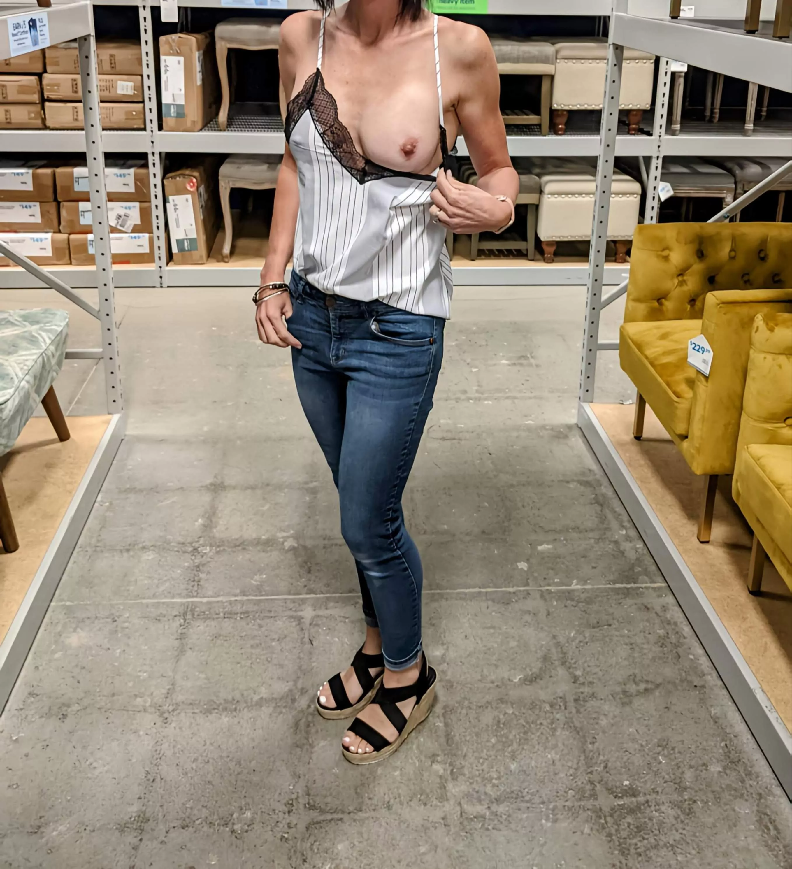 Shopping titty flash 📸 posted by Captain_5