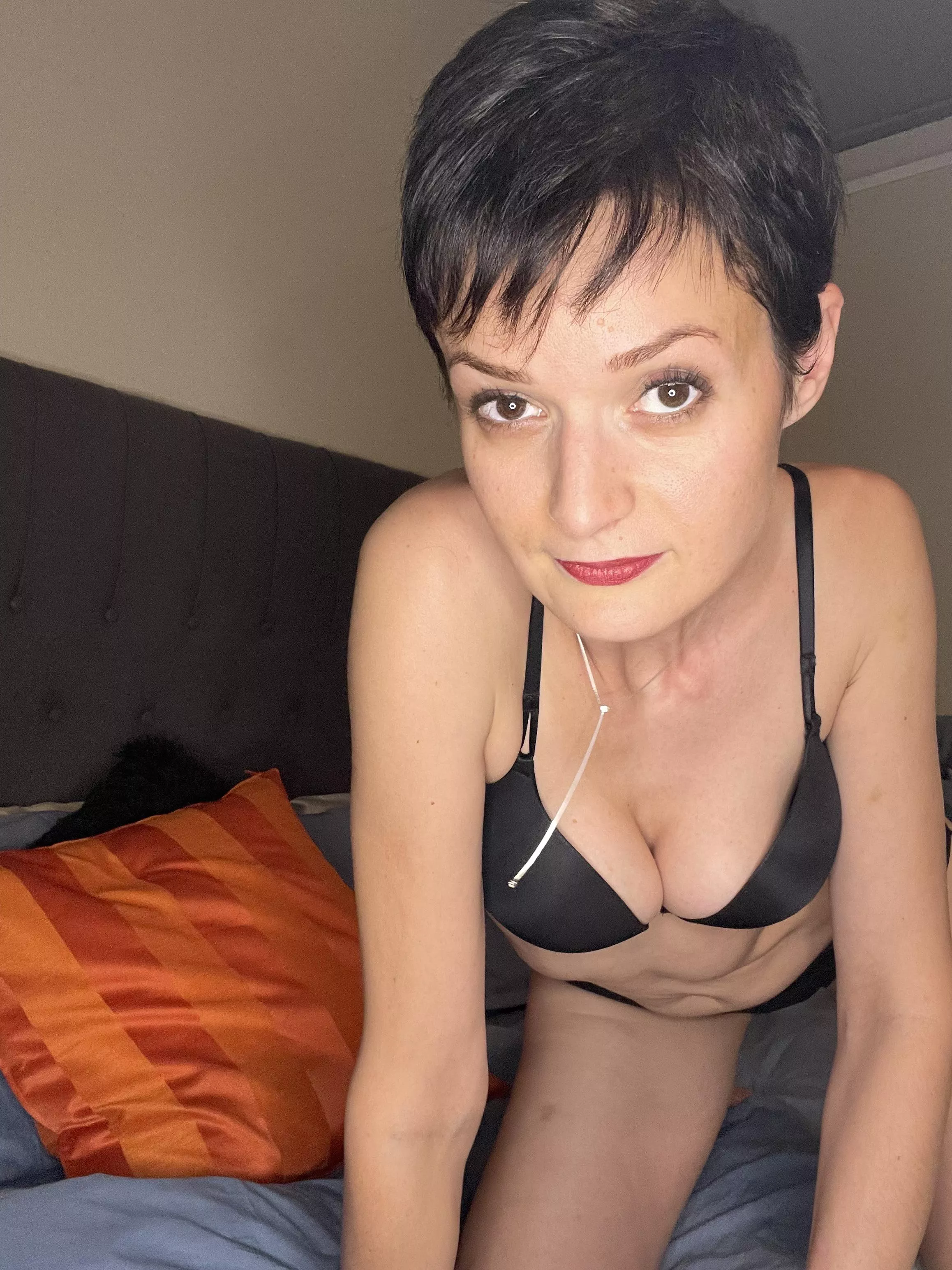 Short hair is confidence and sex appeal wrapped in a sassy package 📦 [F38] posted by masha_nova