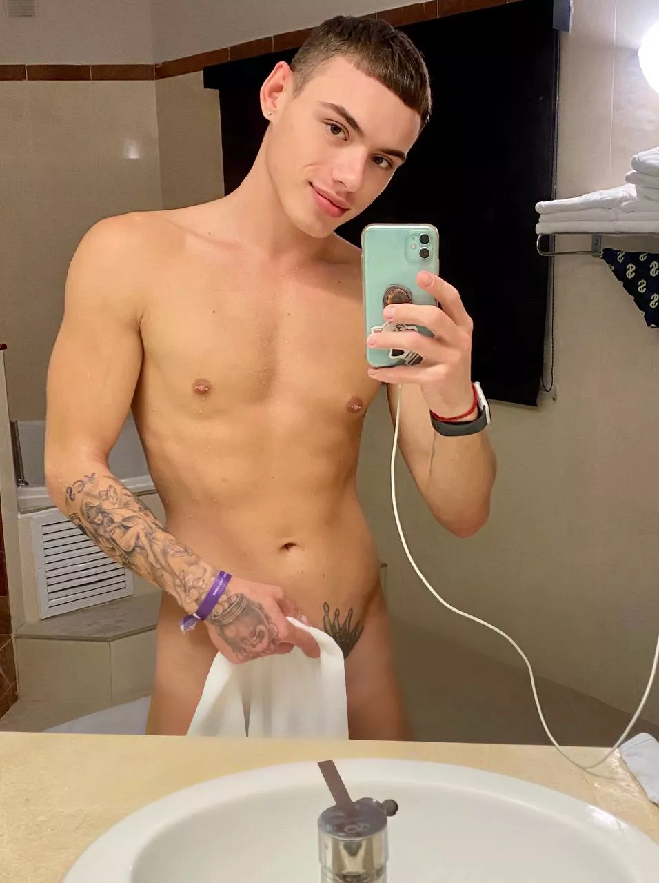 Should I drop the towel? 😏 posted by Joshua_twink