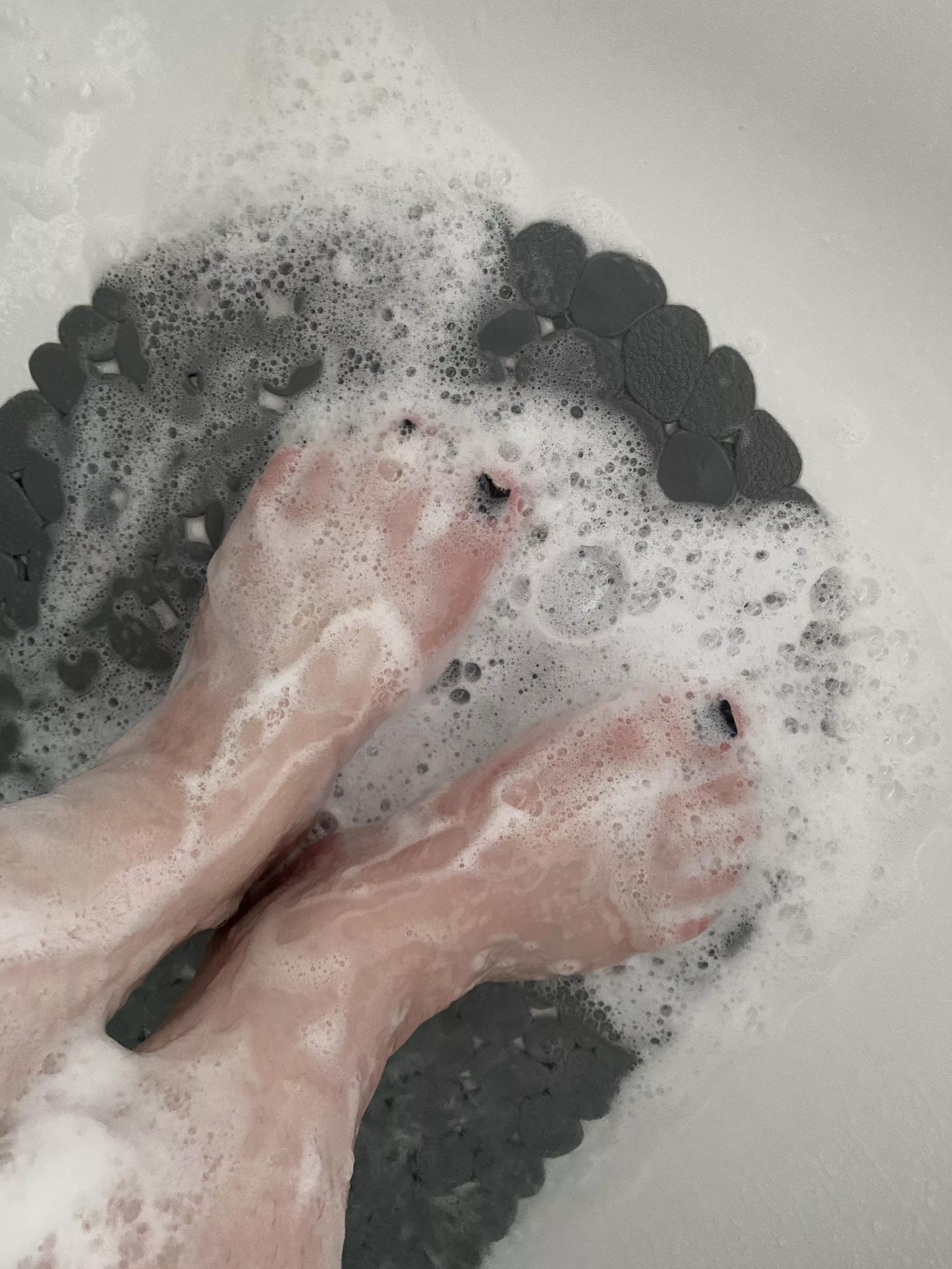 Shower, bubbles and sexy toes! posted by Cutiefootiefoo