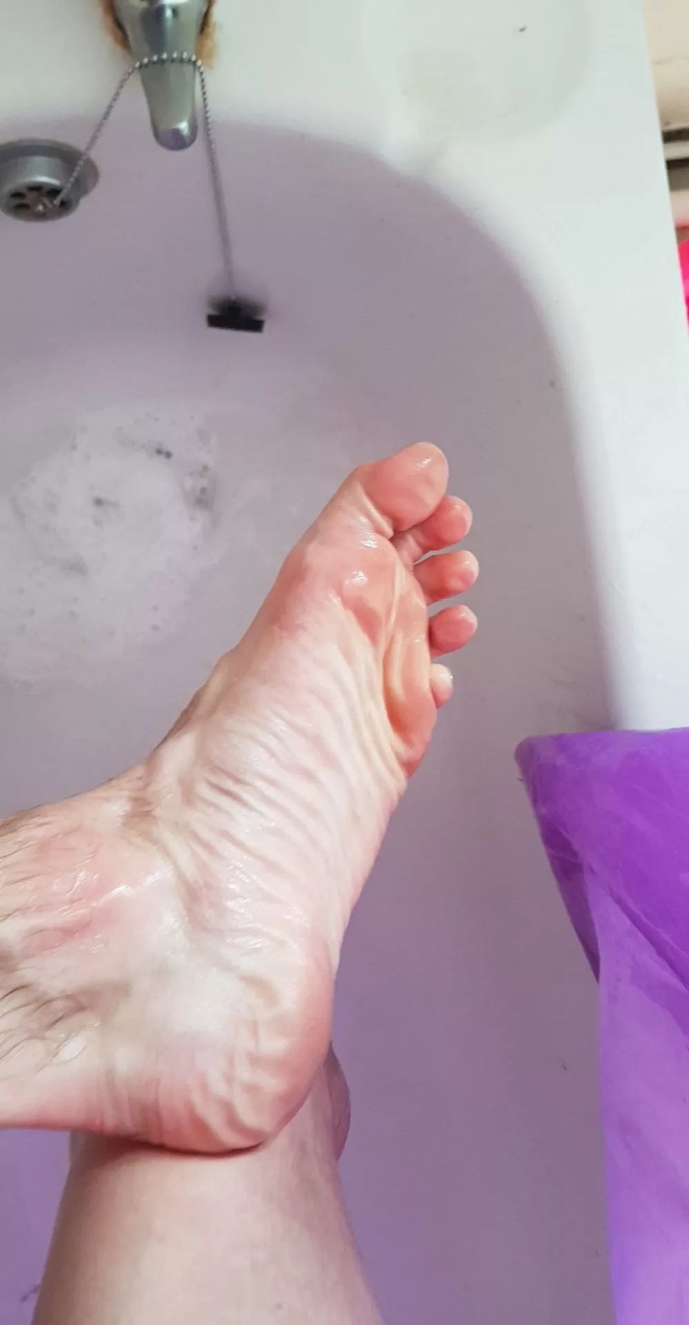 Shower feet 💦 posted by barefootboy123