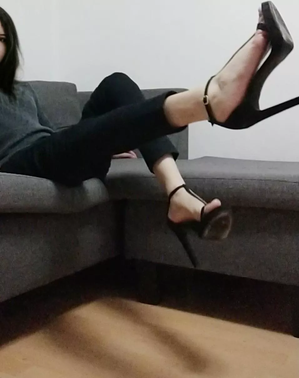 Showing you guys my black strappy heels ðŸ’• (oc) posted by soldaderyan