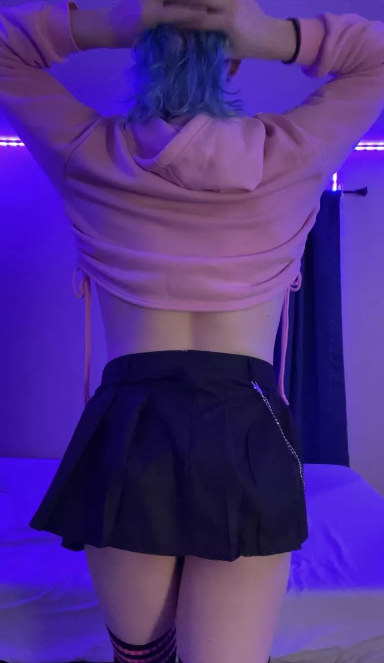 Skirts look so good from the back. Don’t you think? posted by PinkyBlunders