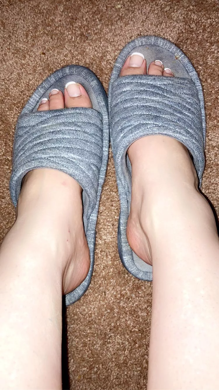 Slippers posted by PiedeAmore21