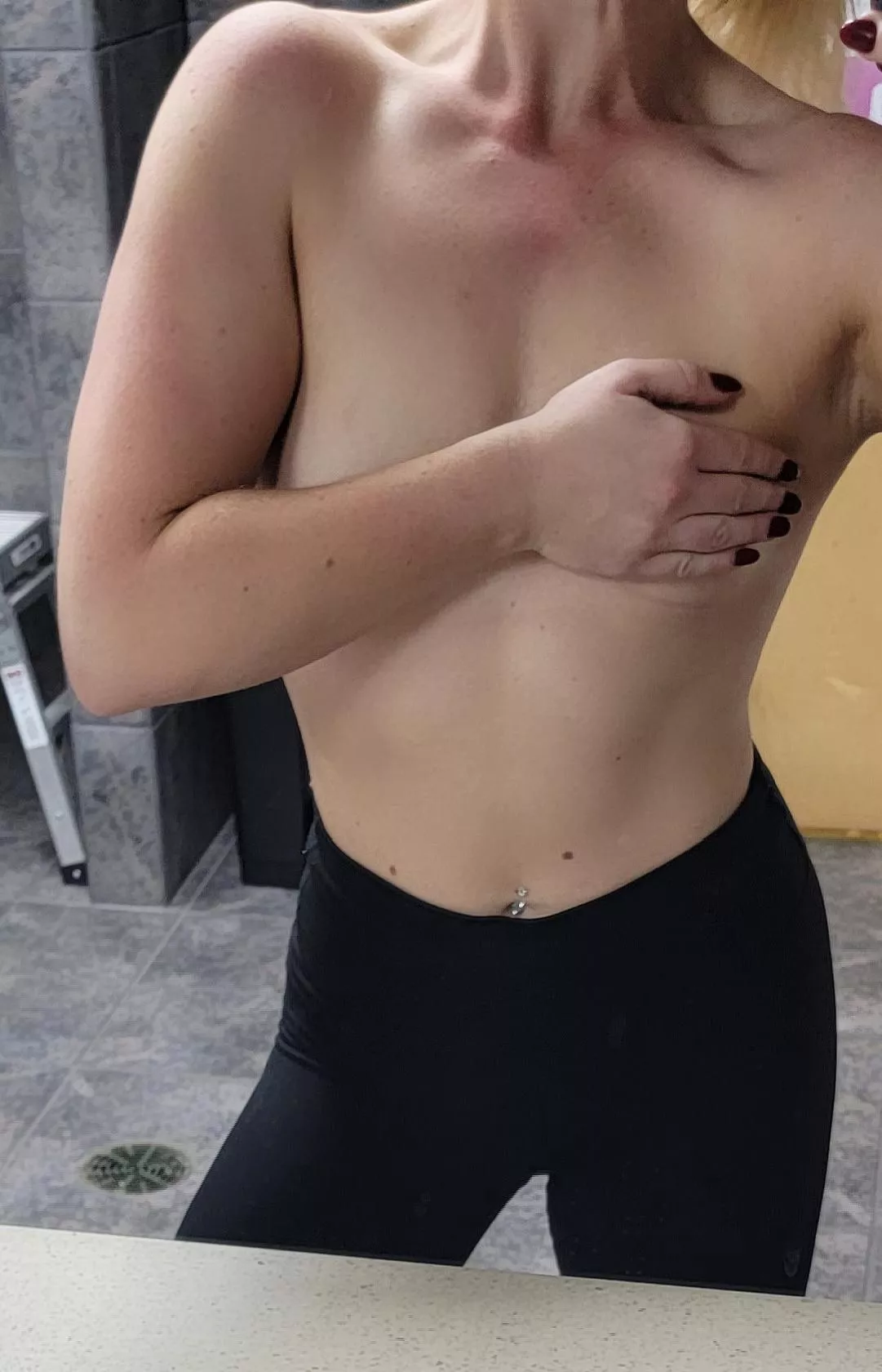 Small tits but strong chest 💁🏼‍♀️ [ST] posted by nicolestarxx