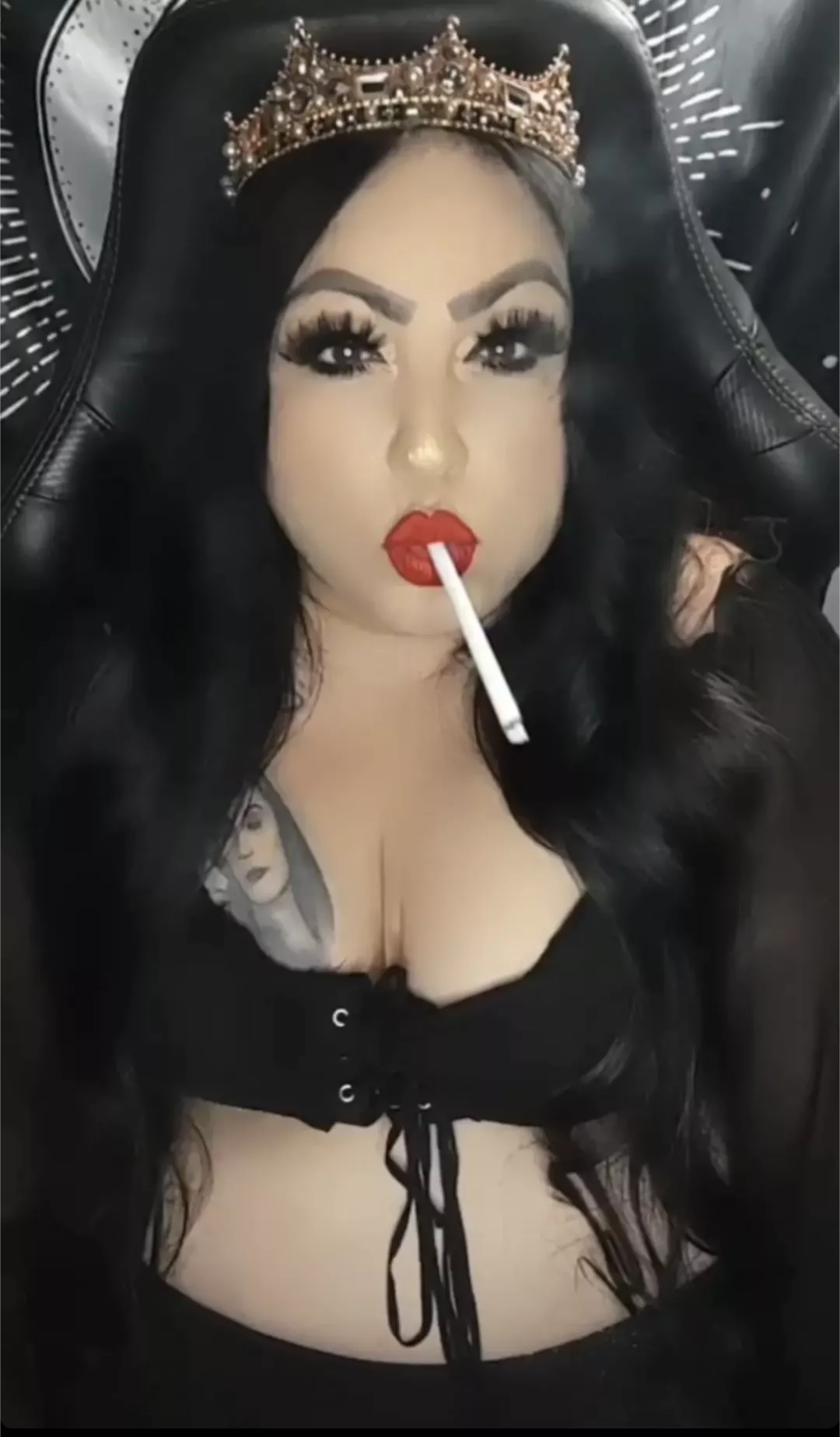 smoking Queen 👑🚬 posted by Divine_chaos_82