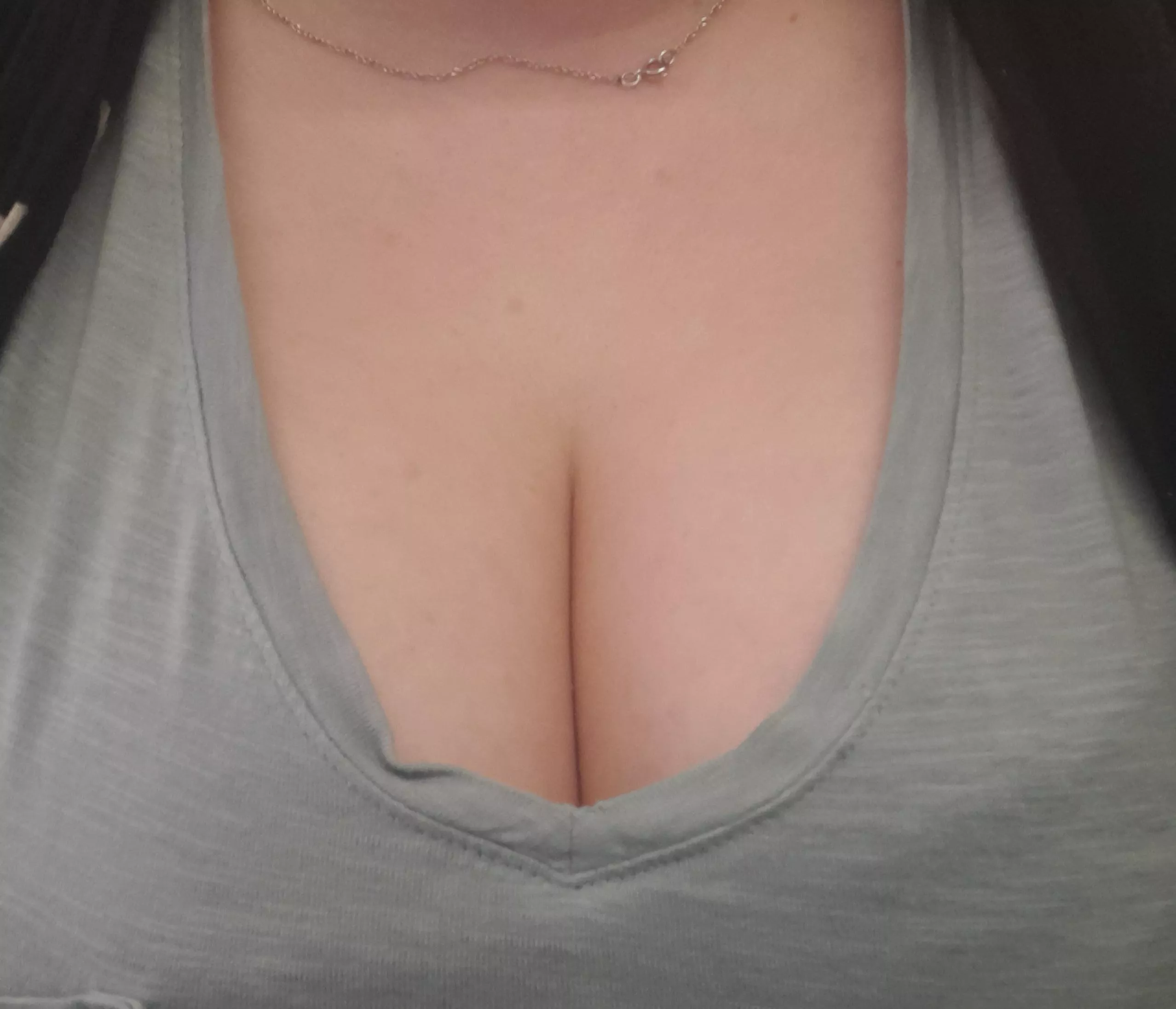 Sneaky cleavage in work clothes posted by AudioCat16