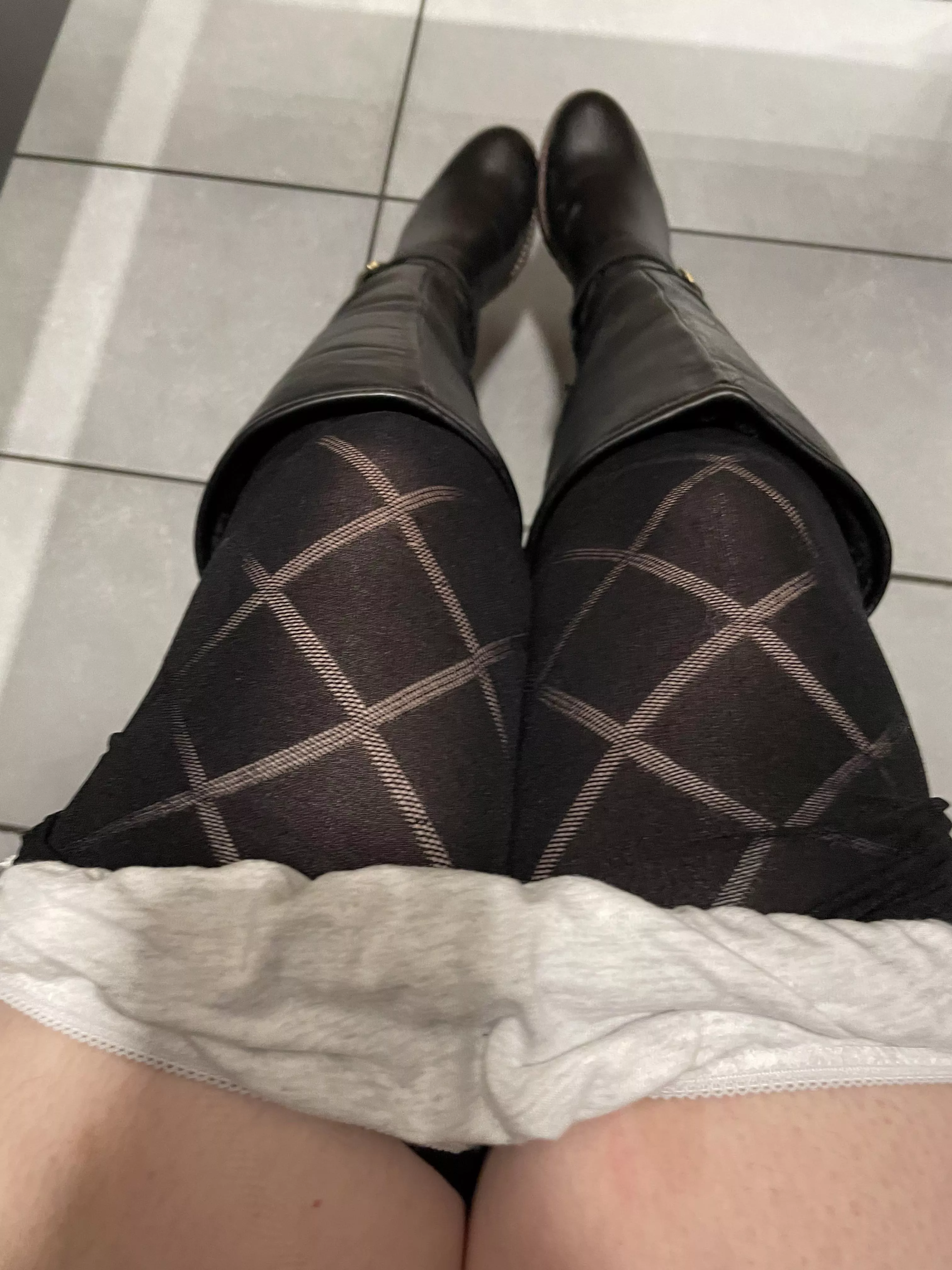 Sneaky little picture in the public toilets 😘 posted by Misstights