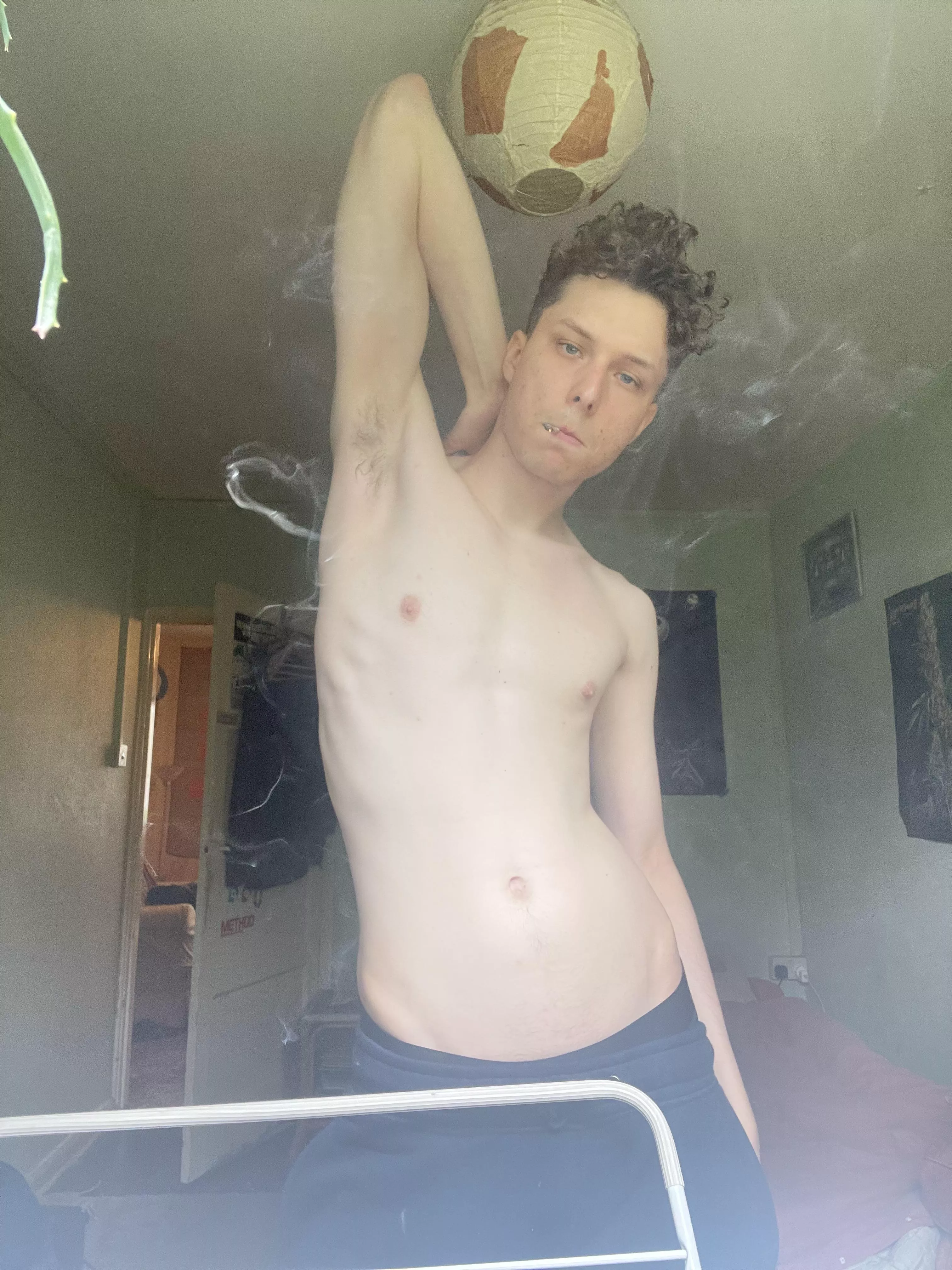 Sniff my stoner twink pits! 🤣🥰 posted by 420_stonerr_bonerr