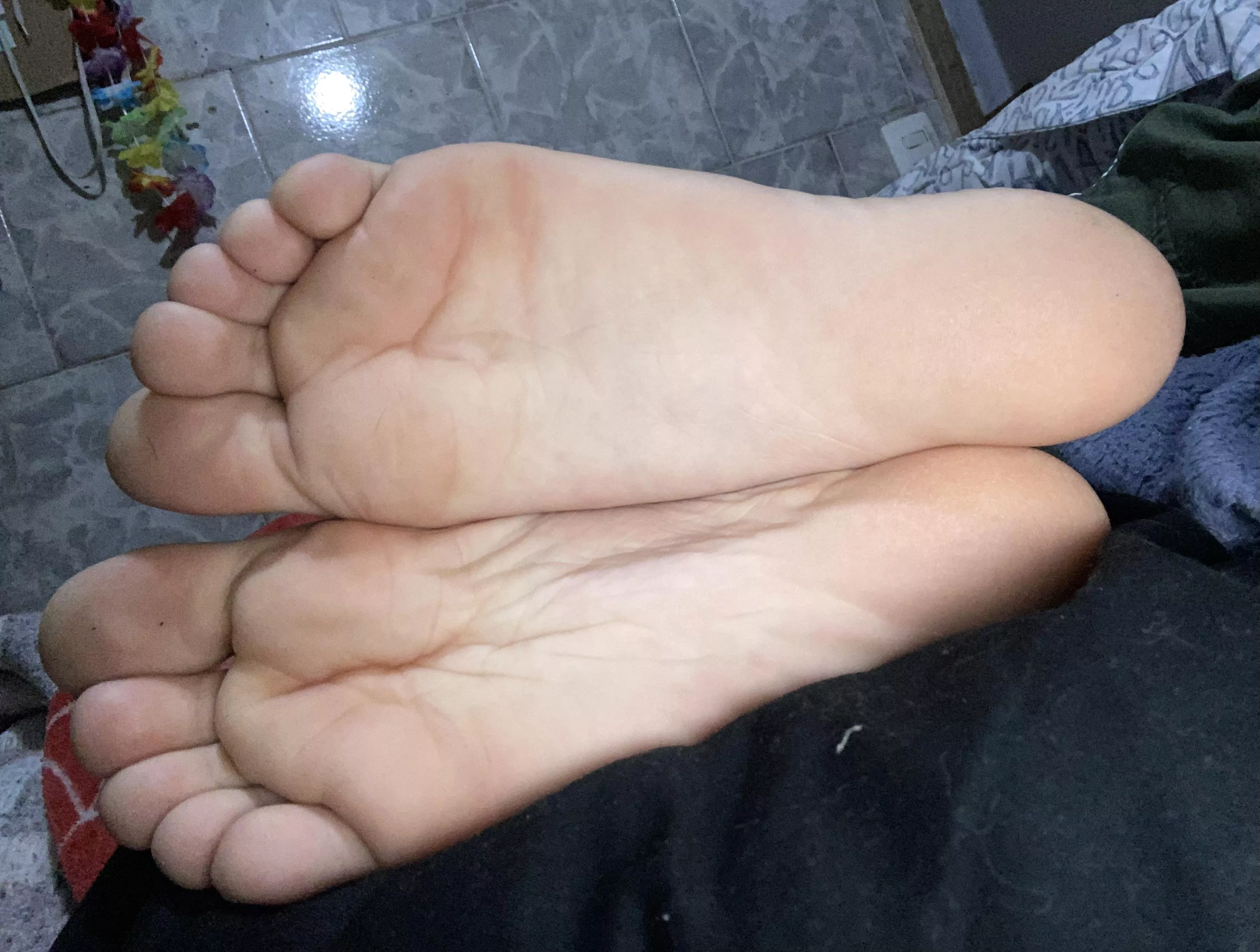 soft soles for u to enjoy, lick or fuck? 😈👅 dms/pms r welcome posted by pessbeach