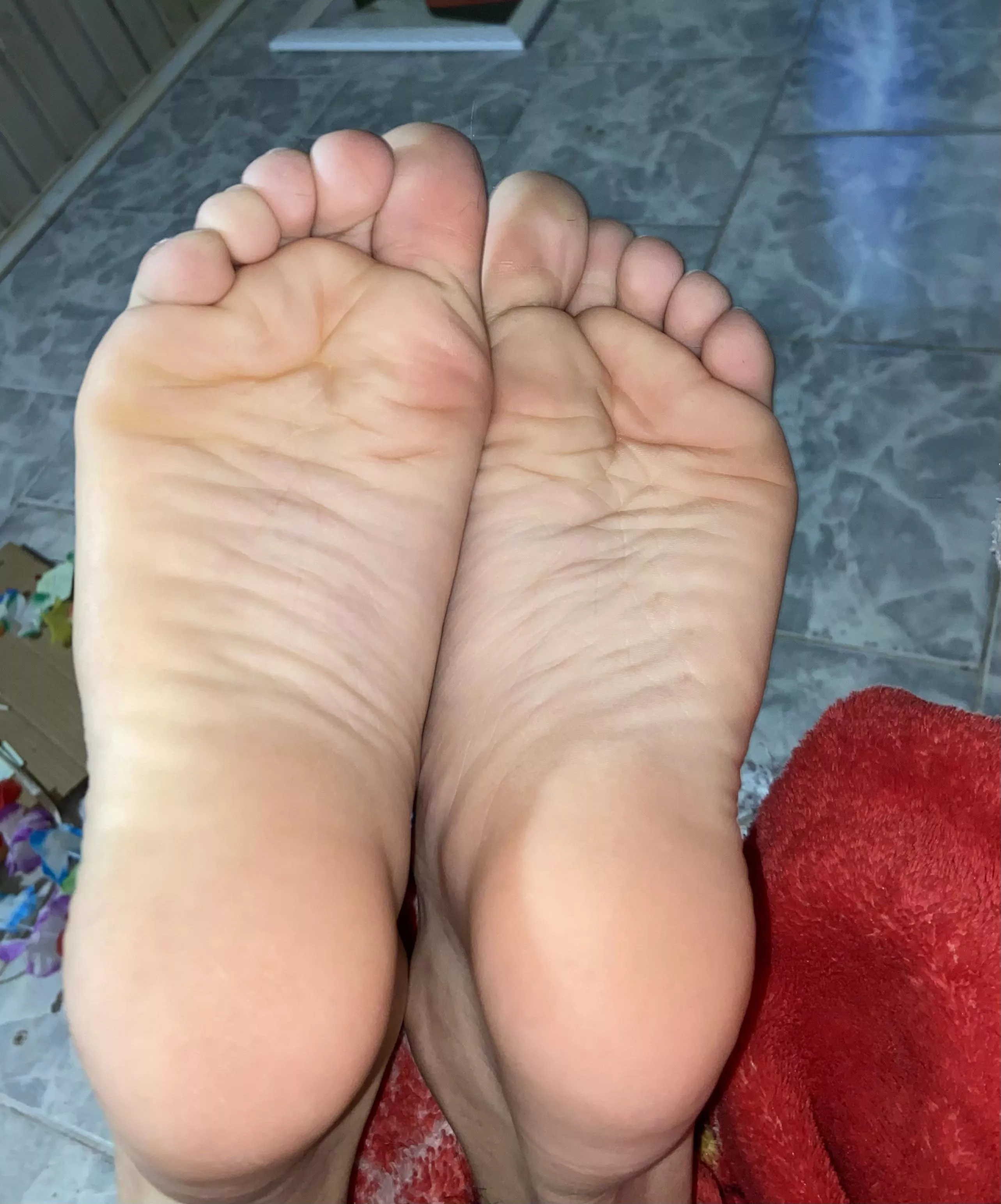 soft soles r better to fuck. but u may worship it fist 😋😈 dms/pms r welcome posted by pessbeach