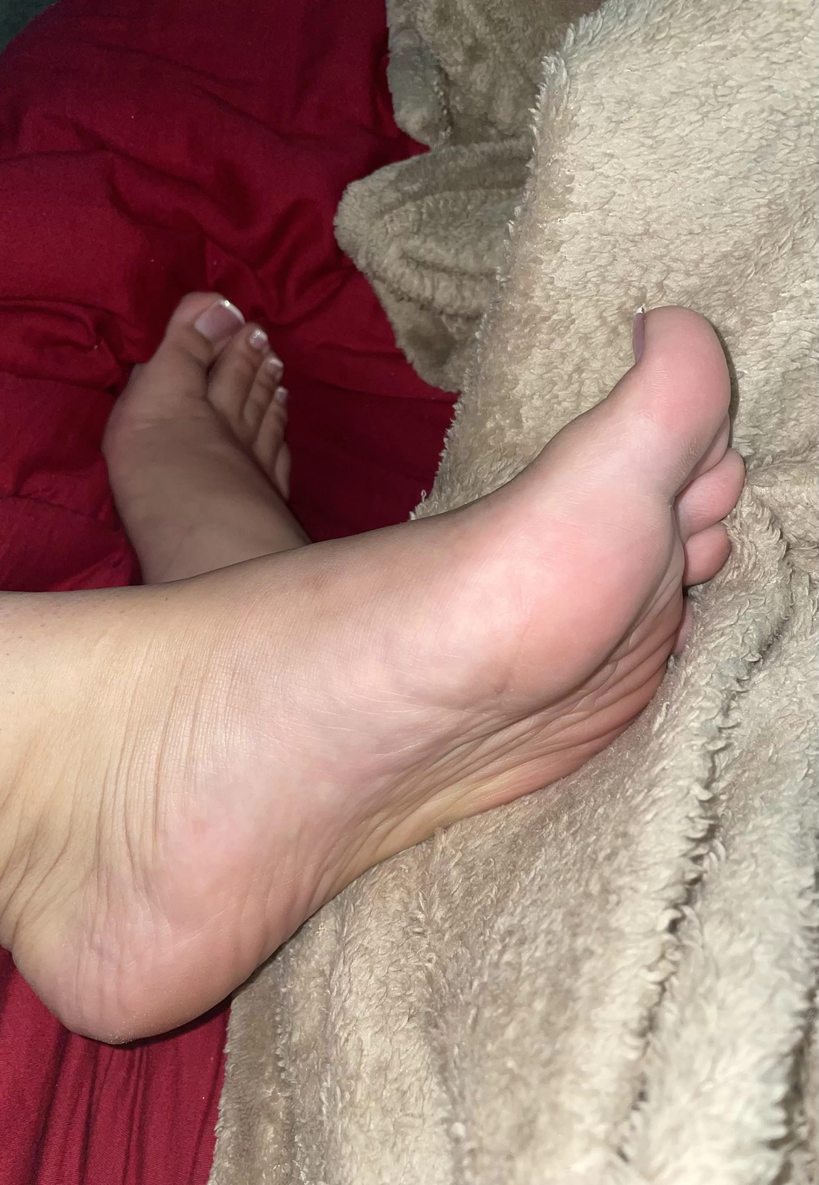 Soles and toes 😈 posted by ddavina