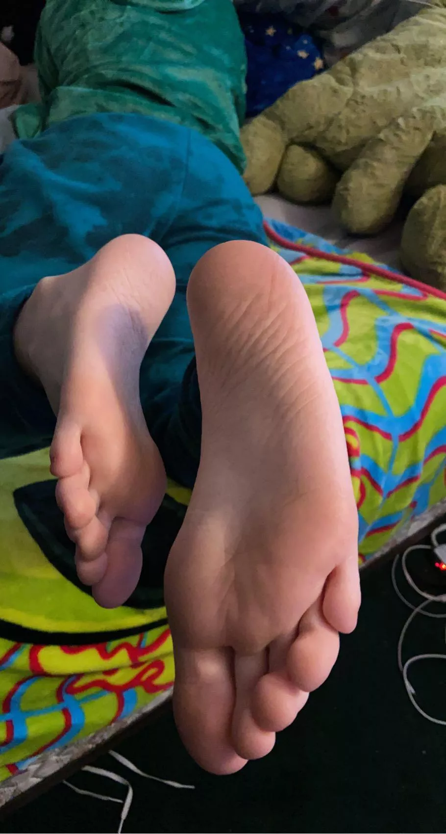 Soles for days ❤️ (Dms open) posted by vampfeet