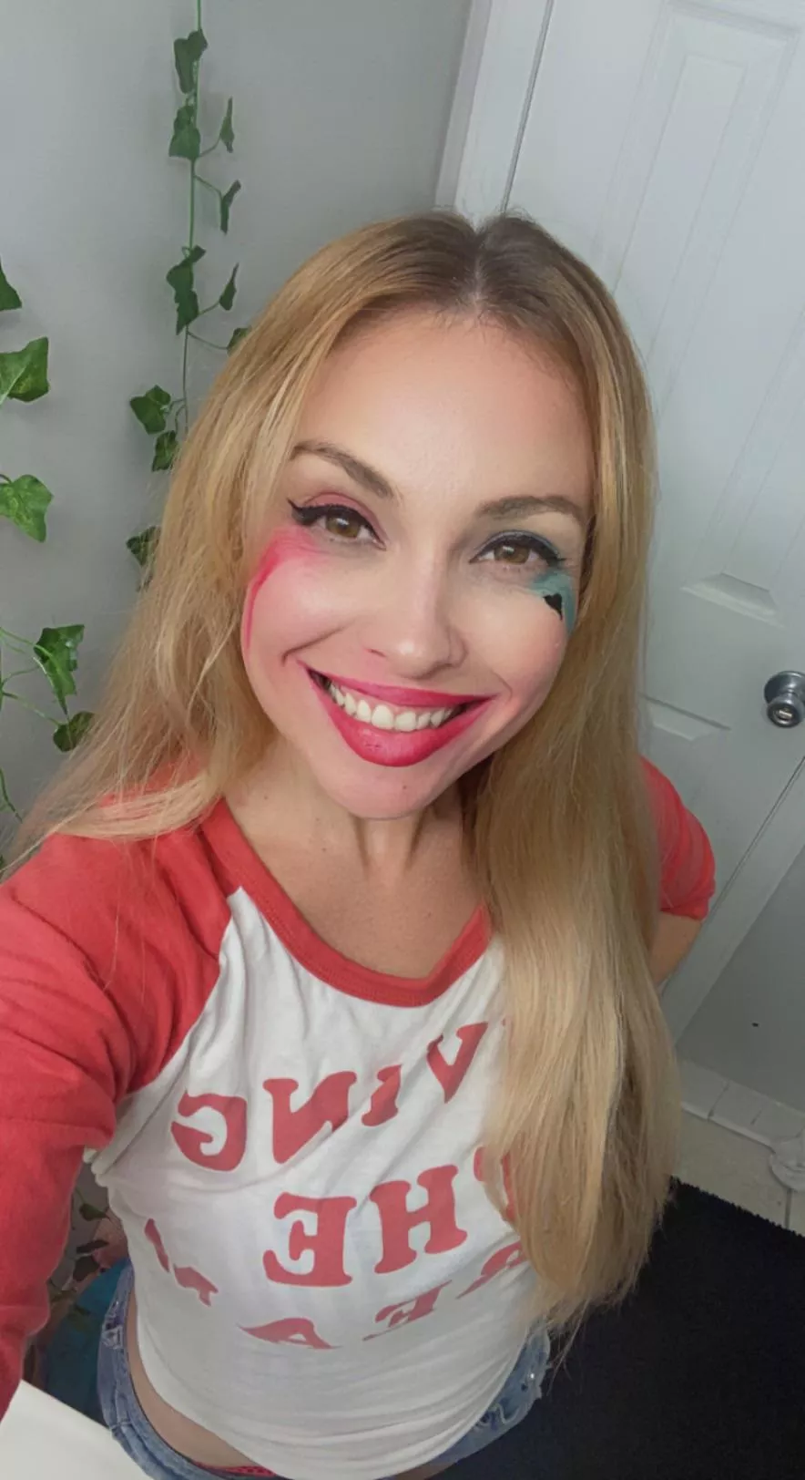 Some Harley Quinn makeup love posted by AiryHoney8888